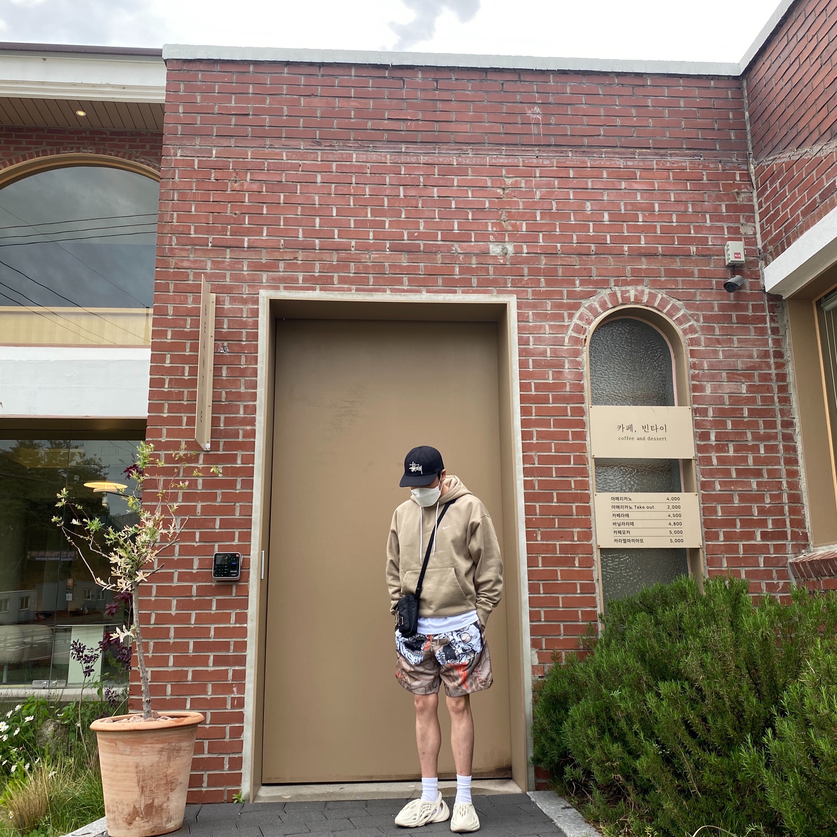 Jordan x Travis Scott Pool Shorts - Asia, Adidas Yeezy Foam RNNR Sand 착용 스타일 - 2