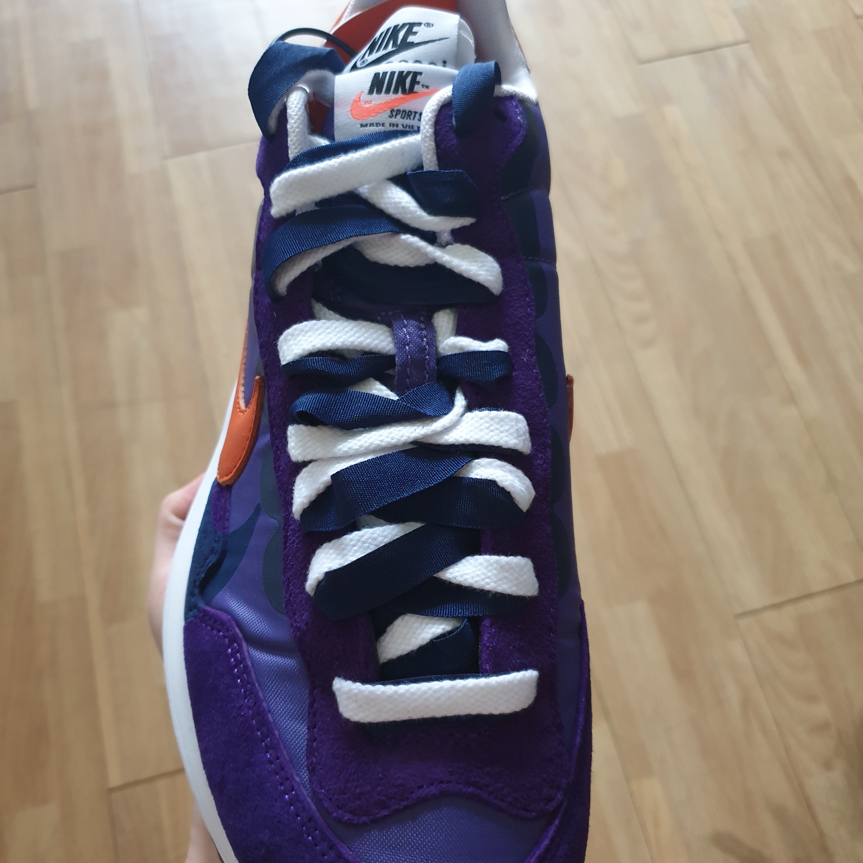 Nike x Sacai VaporWaffle Dark Iris 착용 스타일 - 3