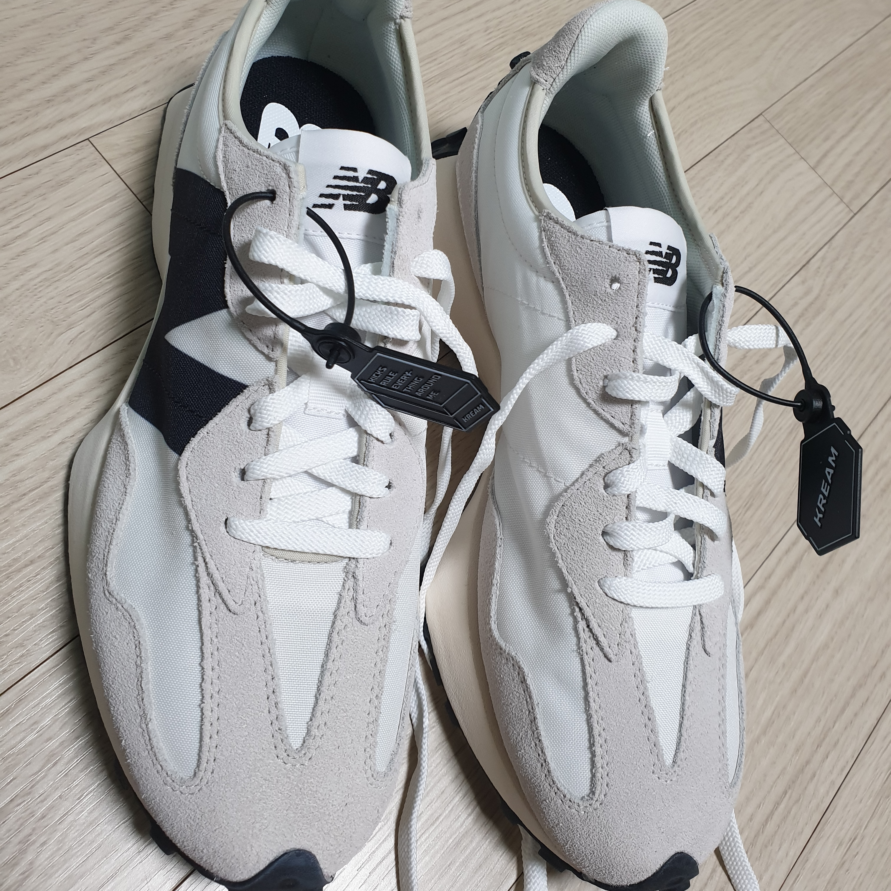 New Balance 327 White Black 착용 스타일