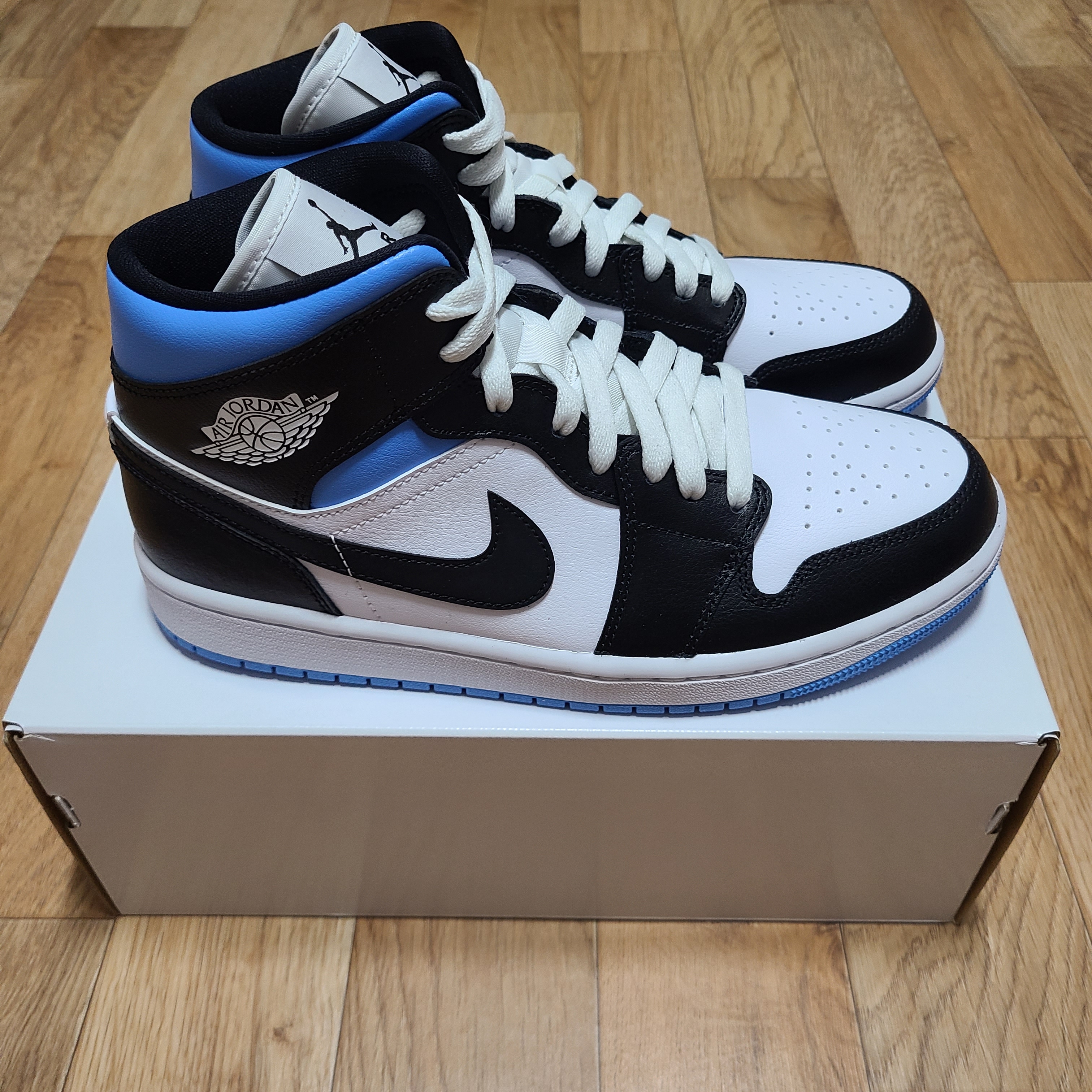 (W) Jordan 1 Mid White Black University Blue 착용 스타일 - 4