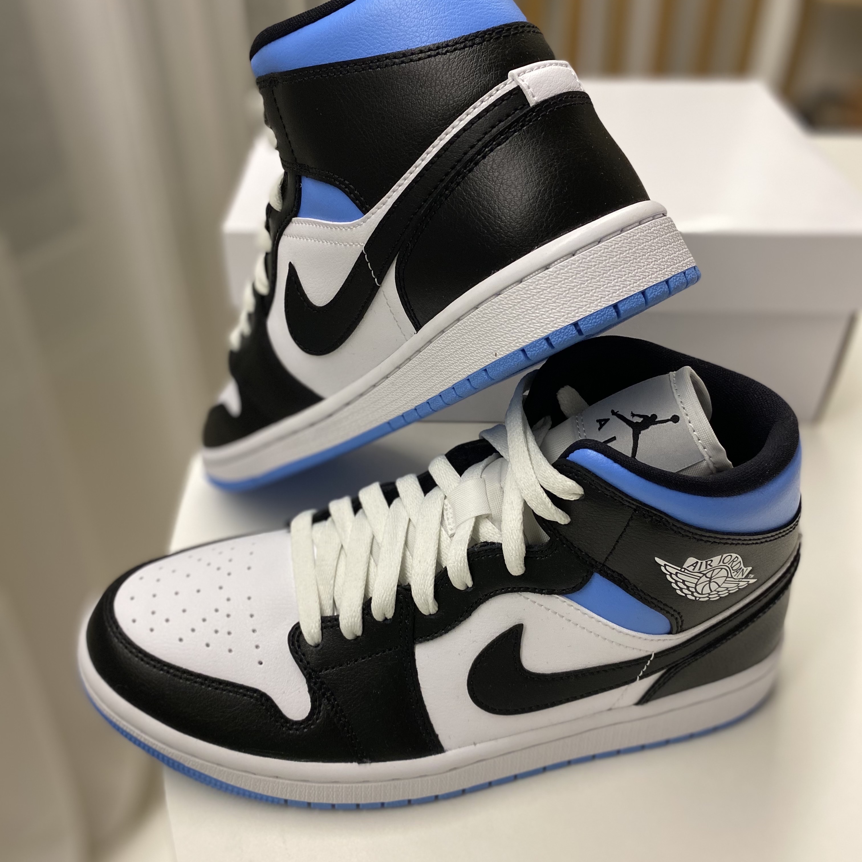 (W) Jordan 1 Mid White Black University Blue 착용 스타일 - 3
