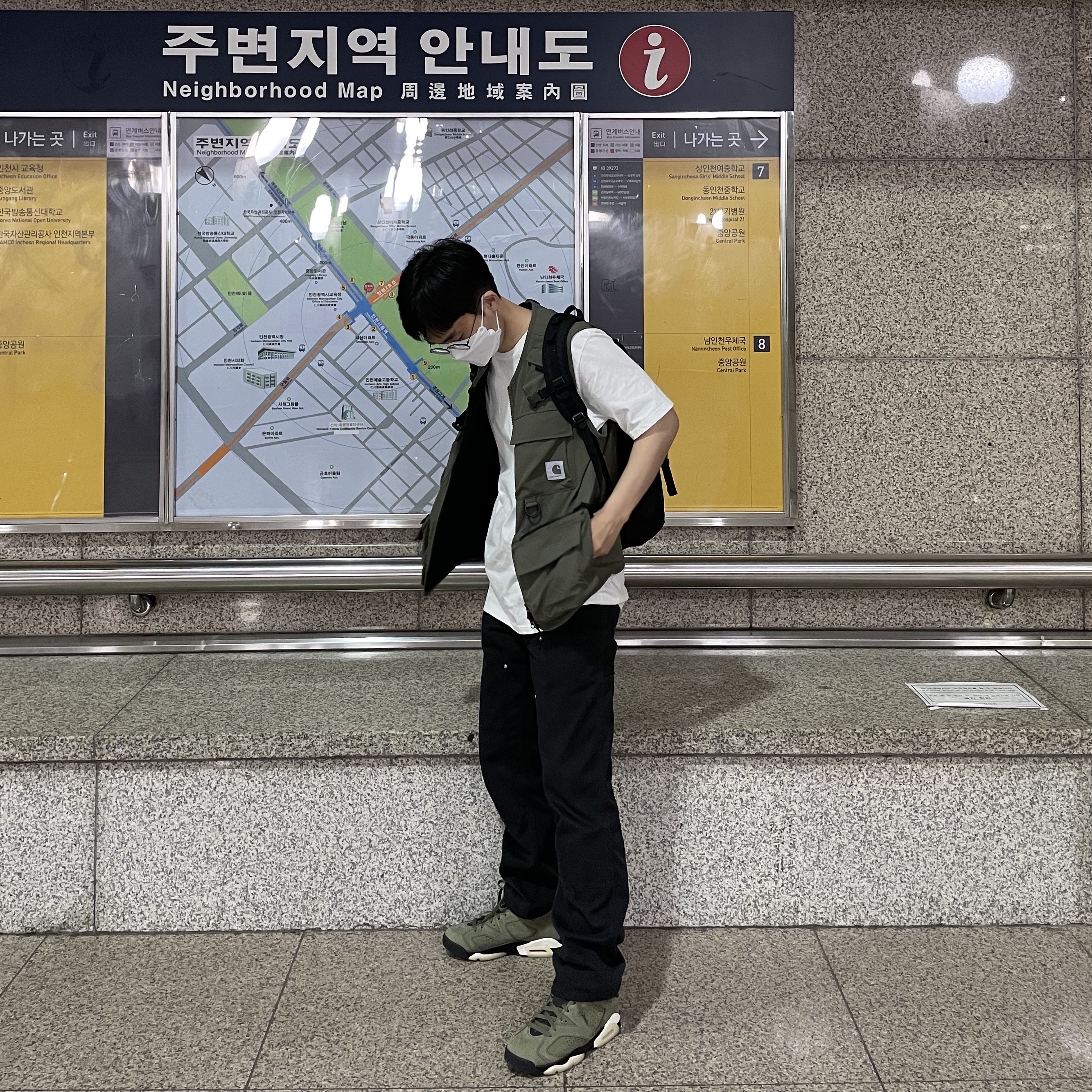 Jordan 6 x Travis Scott Retro Olive, Supreme Backpack Black - 20SS 착용 스타일
