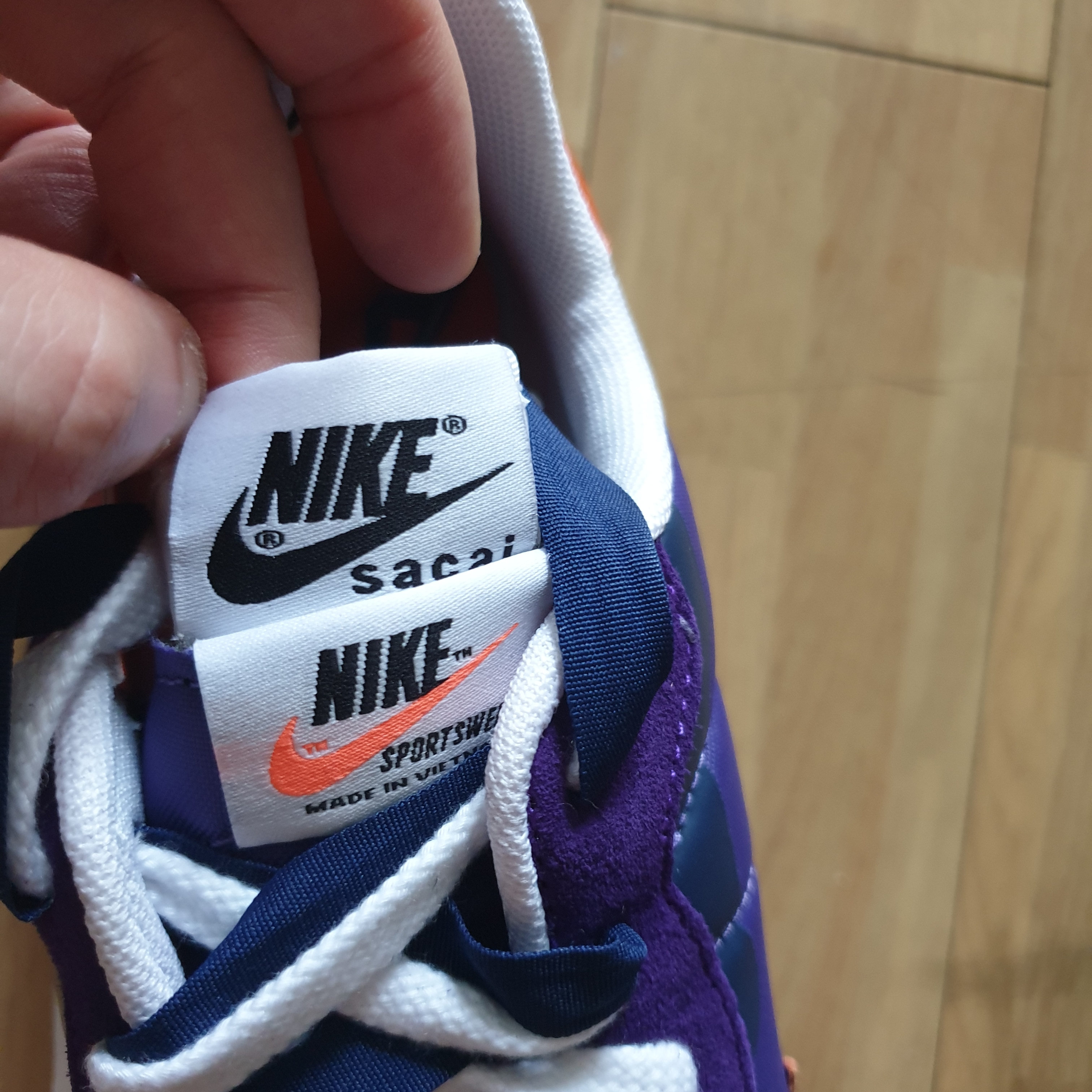 Nike x Sacai VaporWaffle Dark Iris 착용 스타일 - 4