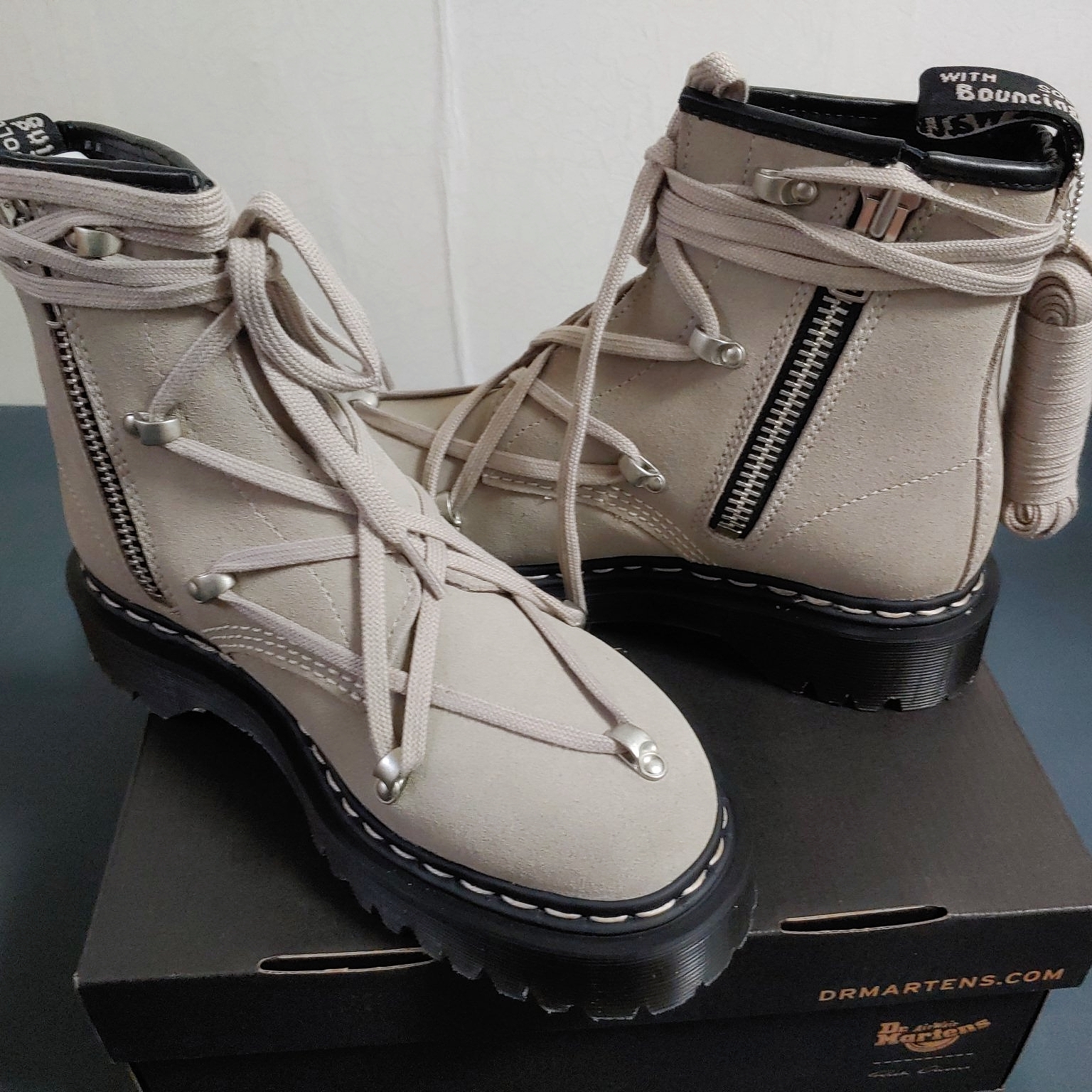 Dr. Martens x Rick Owens 1460 Bex Suede Lace Up Boots 착용 스타일 - 1