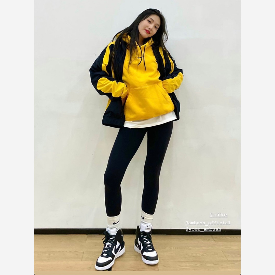 Nike x Ambush Dunk High Black, Nike x Drake Nocta Essential Hoodie University Gold - Asia 착용 스타일 - 3