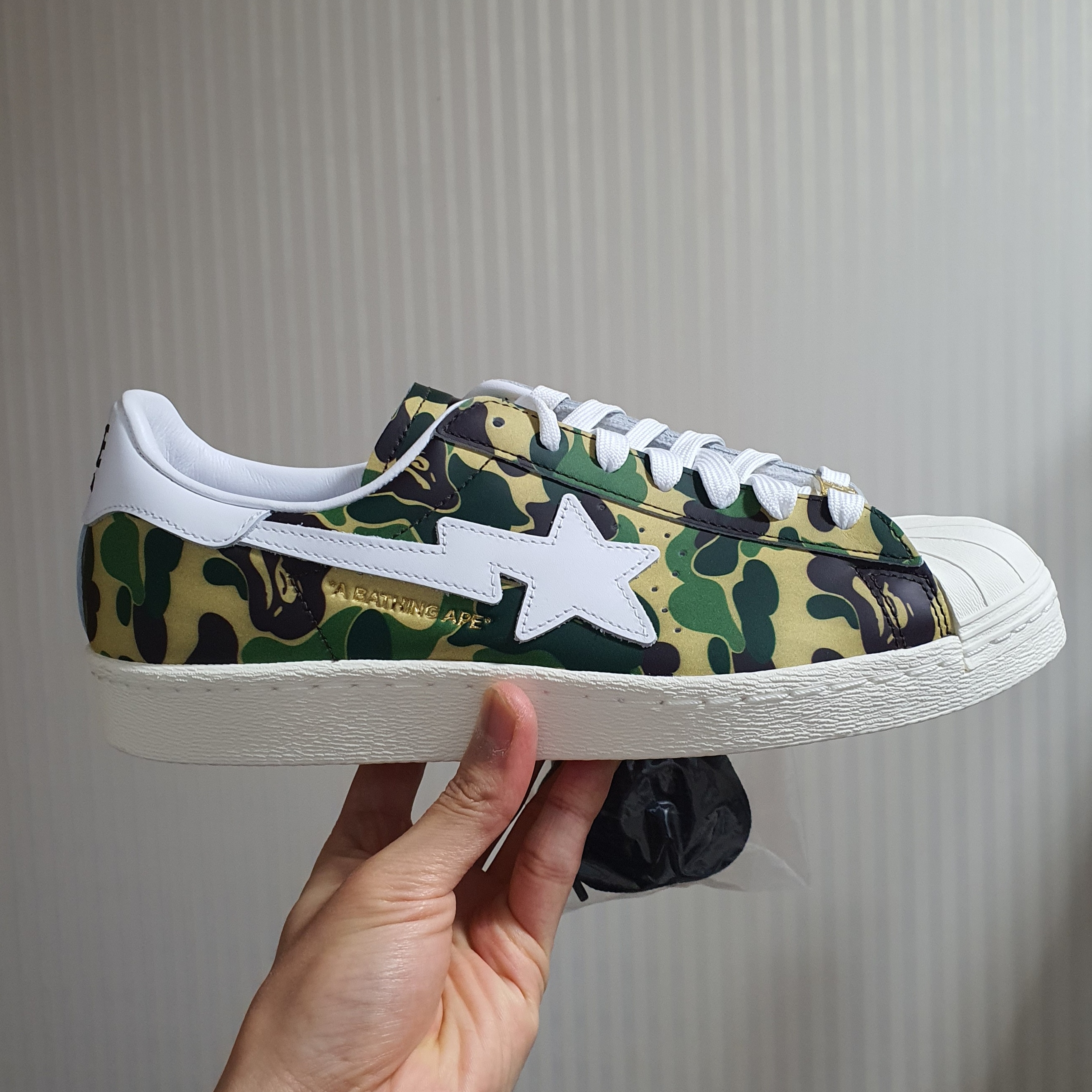 Adidas x BAPE Superstar 80s Green Camo 착용 스타일