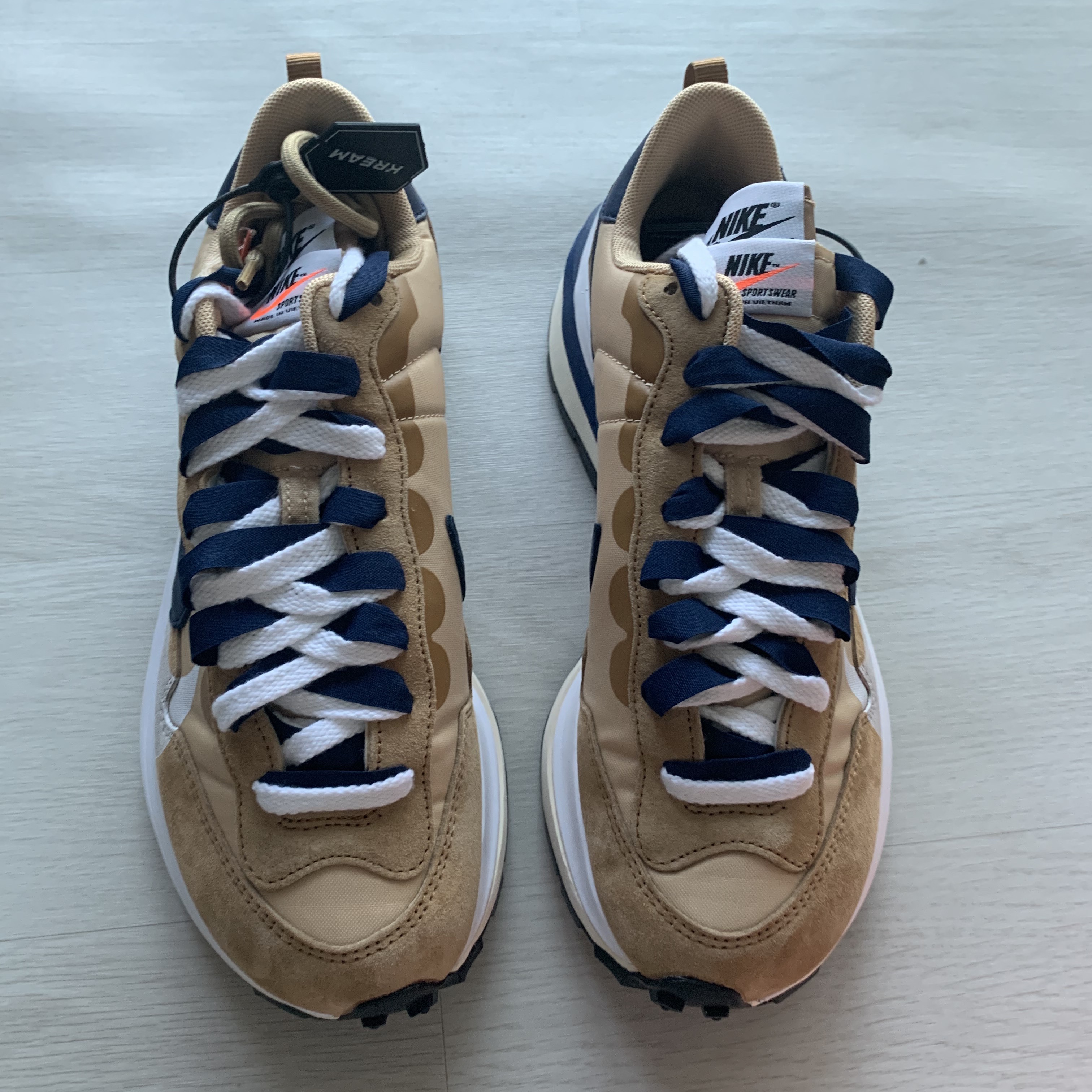Nike x Sacai VaporWaffle Sesame and Blue Void 착용 스타일 - 2