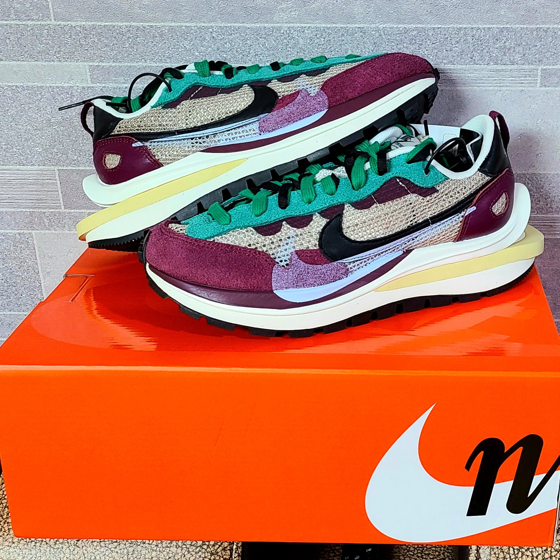 Nike x Sacai VaporWaffle String & Black Villain Red 착용 스타일