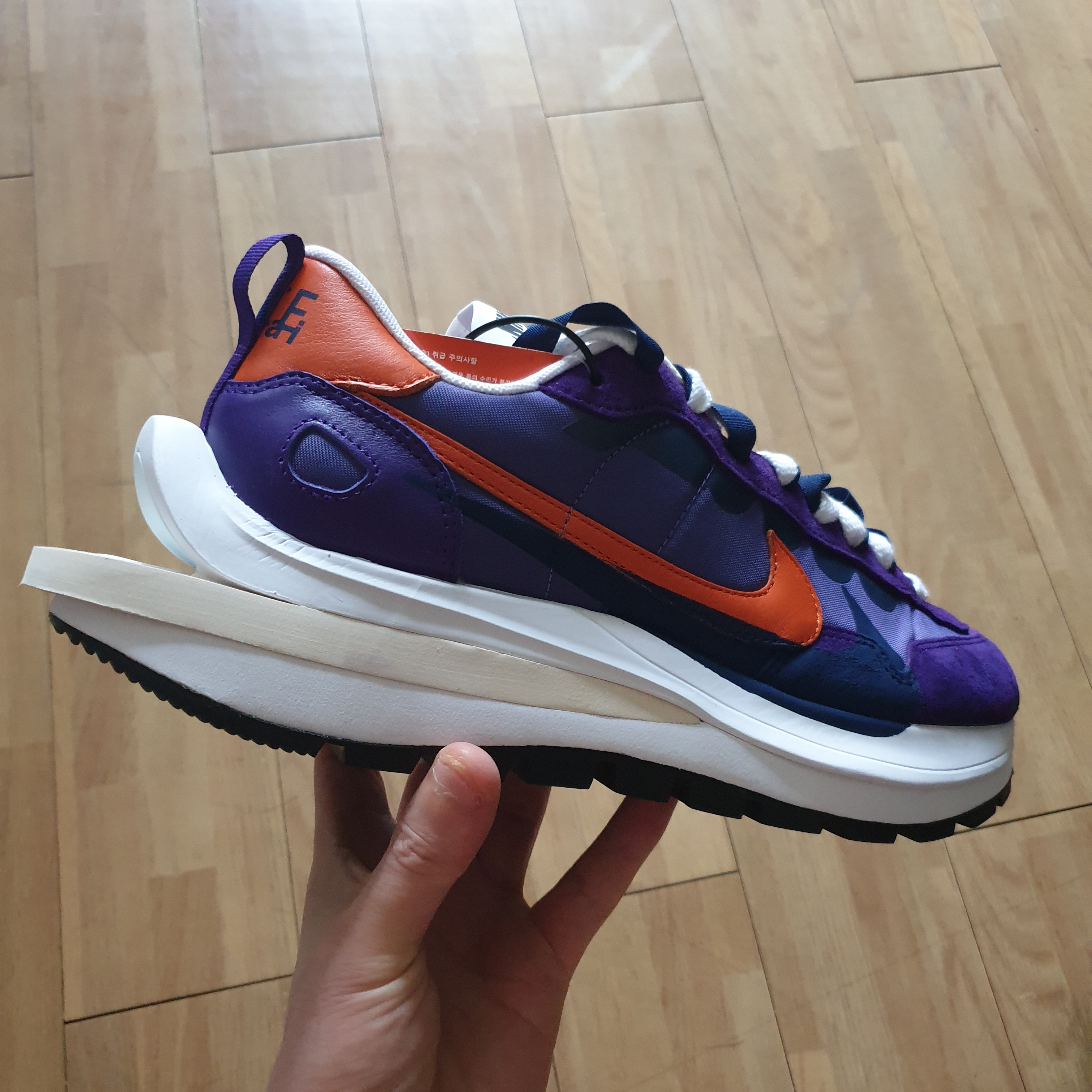 Nike x Sacai VaporWaffle Dark Iris 착용 스타일 - 2