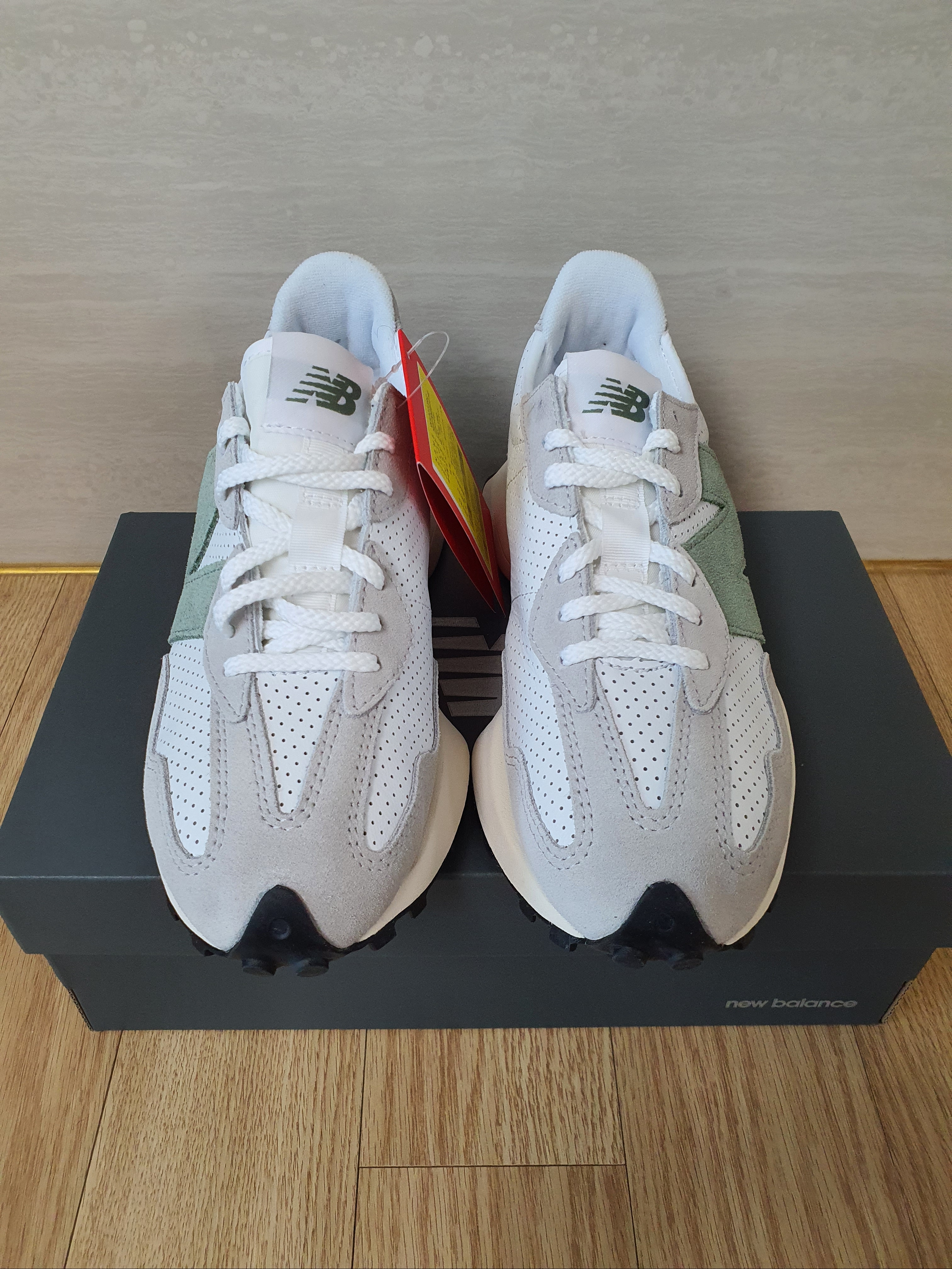 (W) New Balance 327 Grey Green - JD Sports Exclusive 착용 스타일 - 2