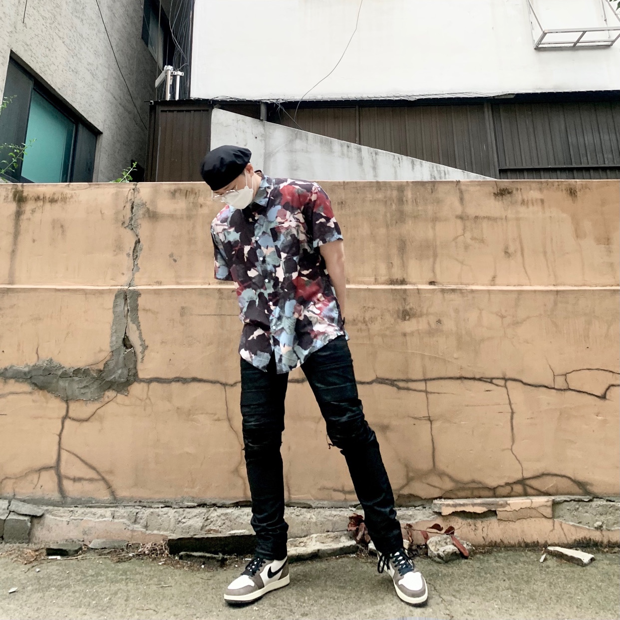 Jordan 1 x Travis Scott Retro High OG SP Mocha 착용 스타일 - 3