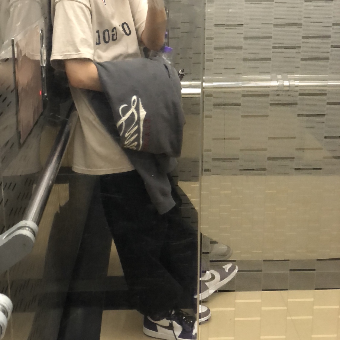 Nike x Fear of God Warm Up T-Shirt Oatmeal, Jordan 1 Retro High OG Court Purple 2020 착용 스타일