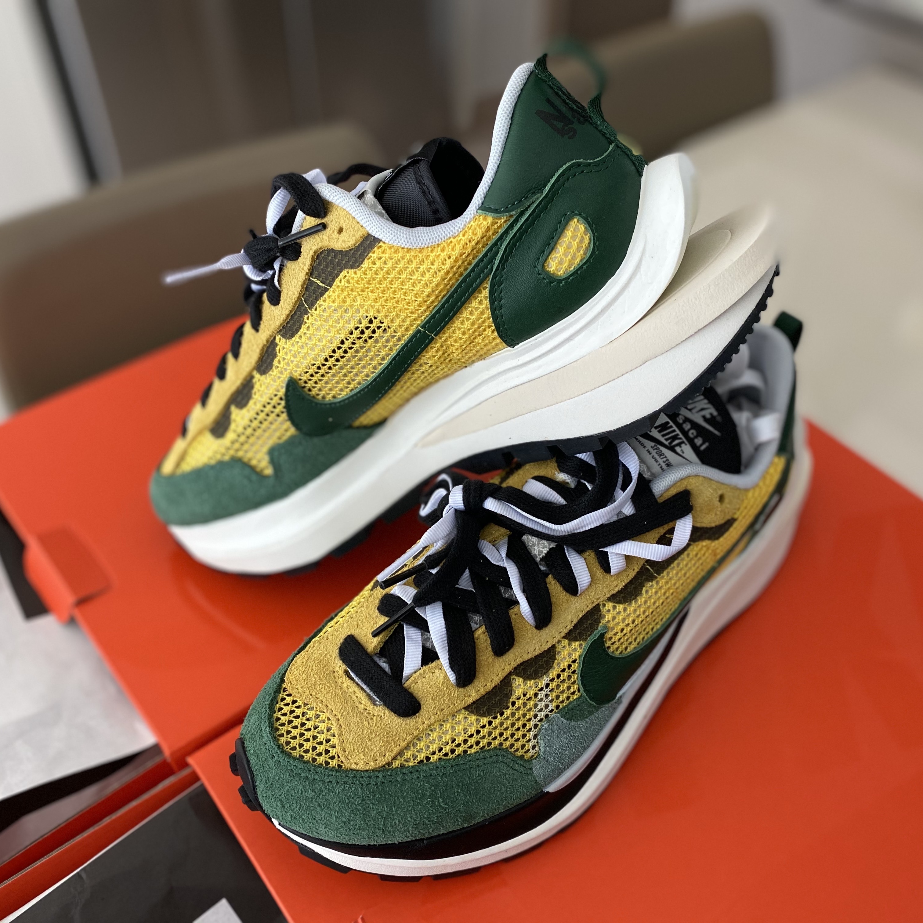 Nike x Undefeated Air Max 97 Militia Green, Jordan 1 Mid Black Hyper Royal 착용 스타일 - 5