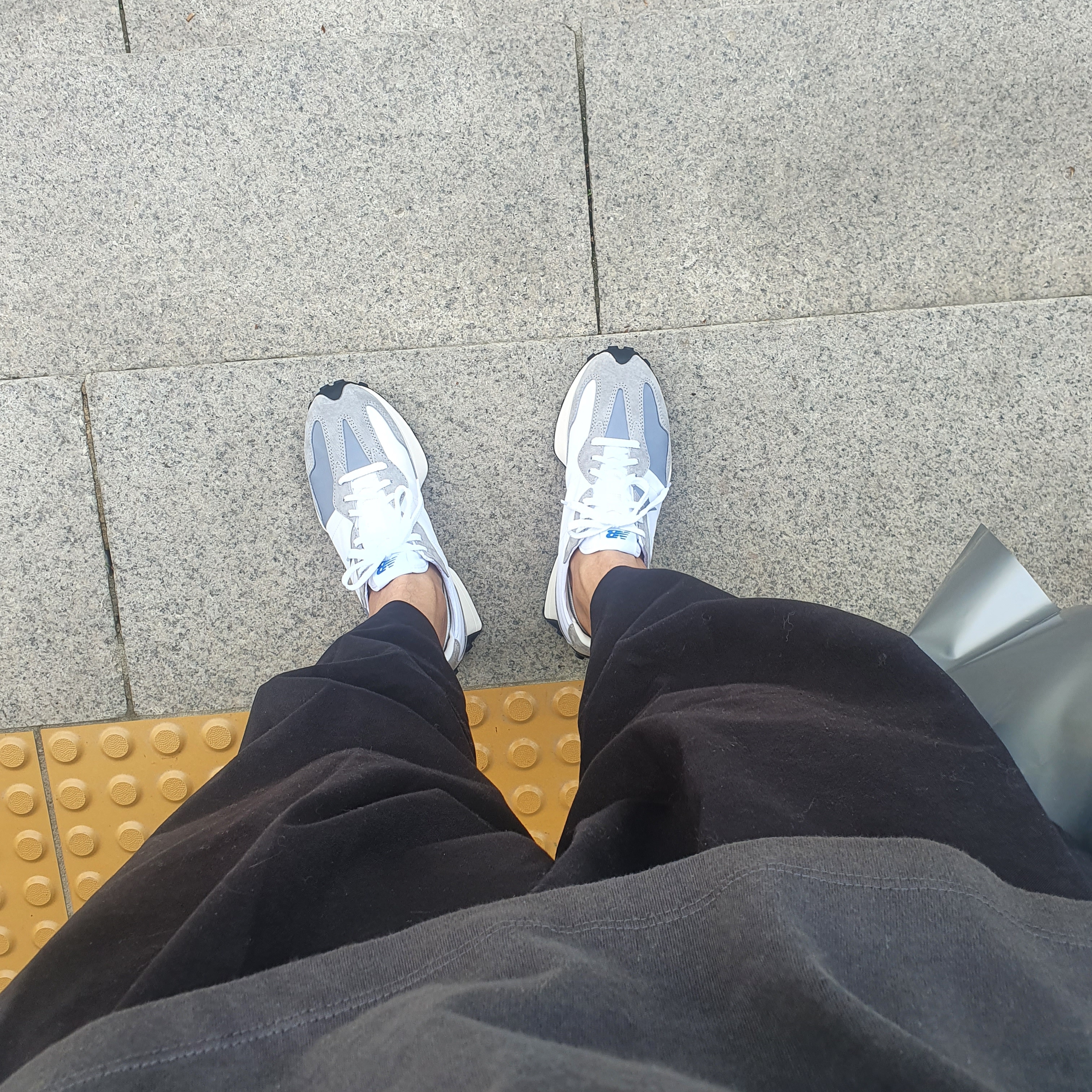 New Balance 327 Grey 착용 스타일