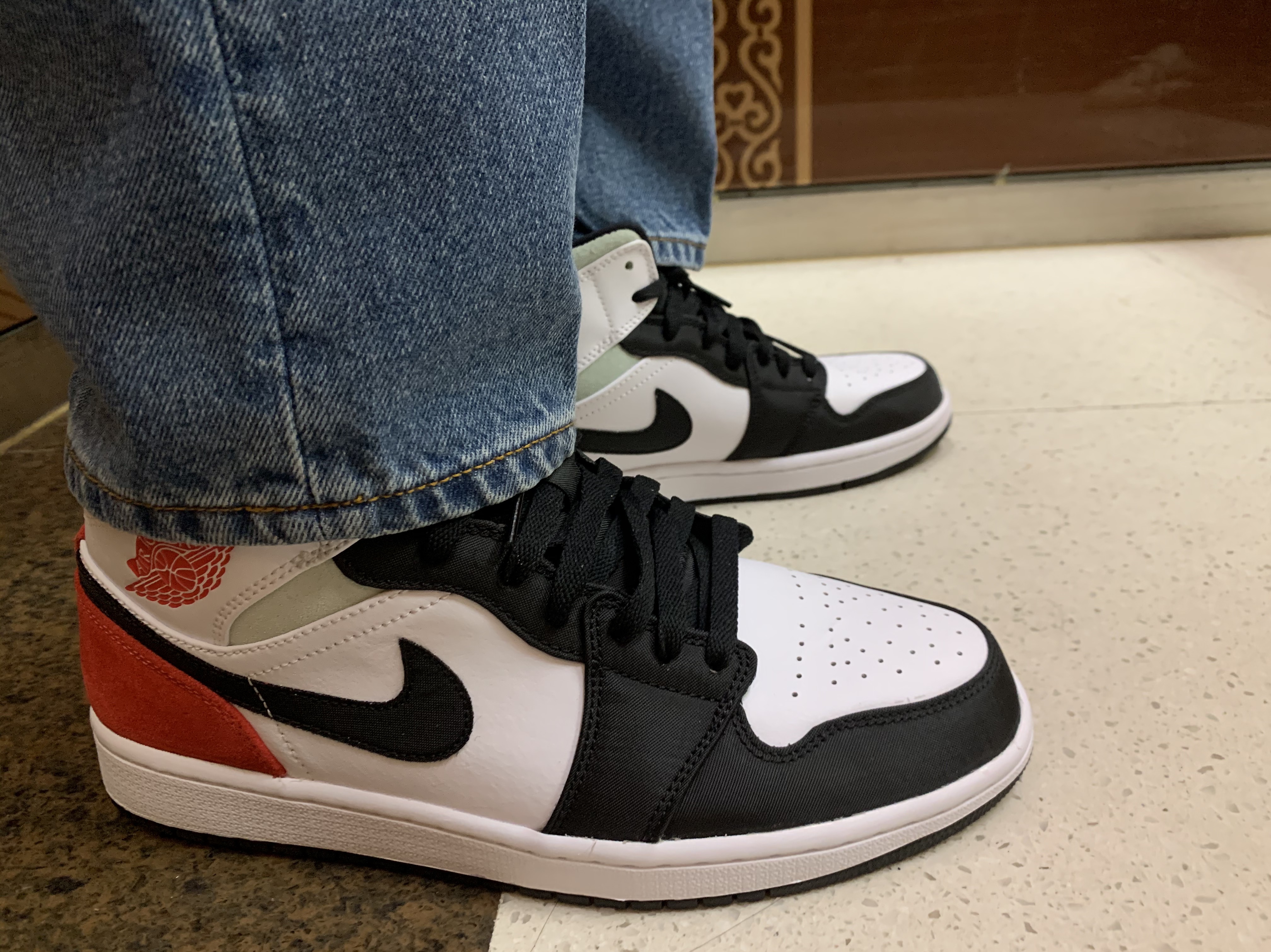 Jordan 1 Mid SE Track Red 착용 스타일