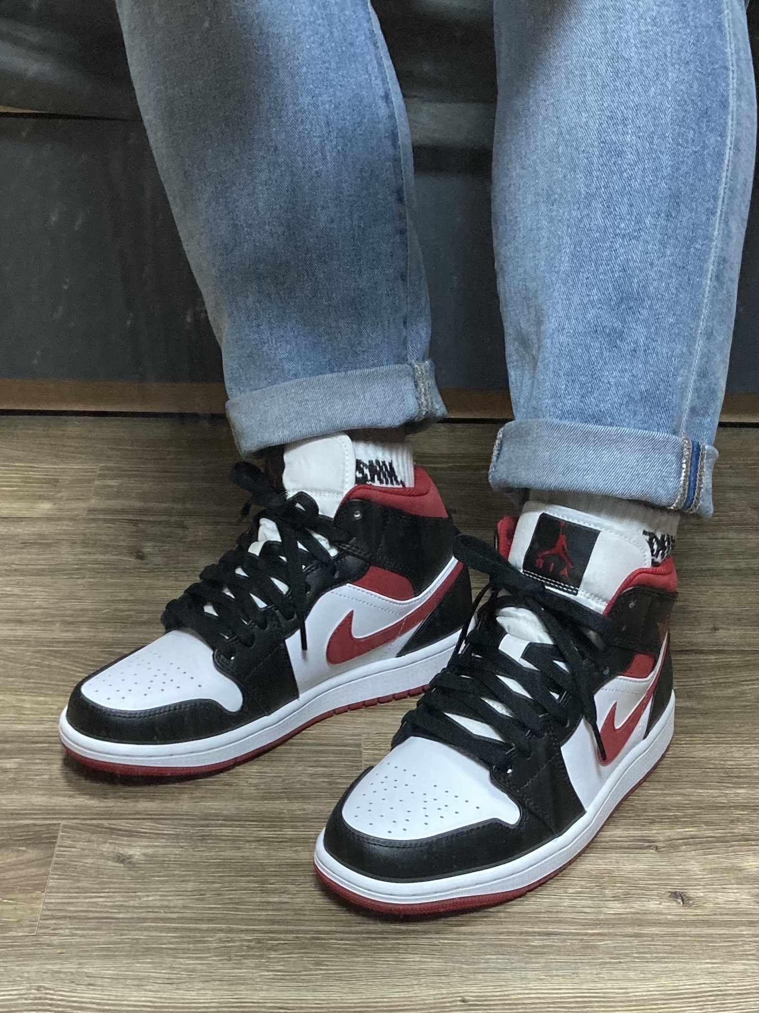 Jordan 1 Mid Gym Red Black White 착용 스타일 - 4