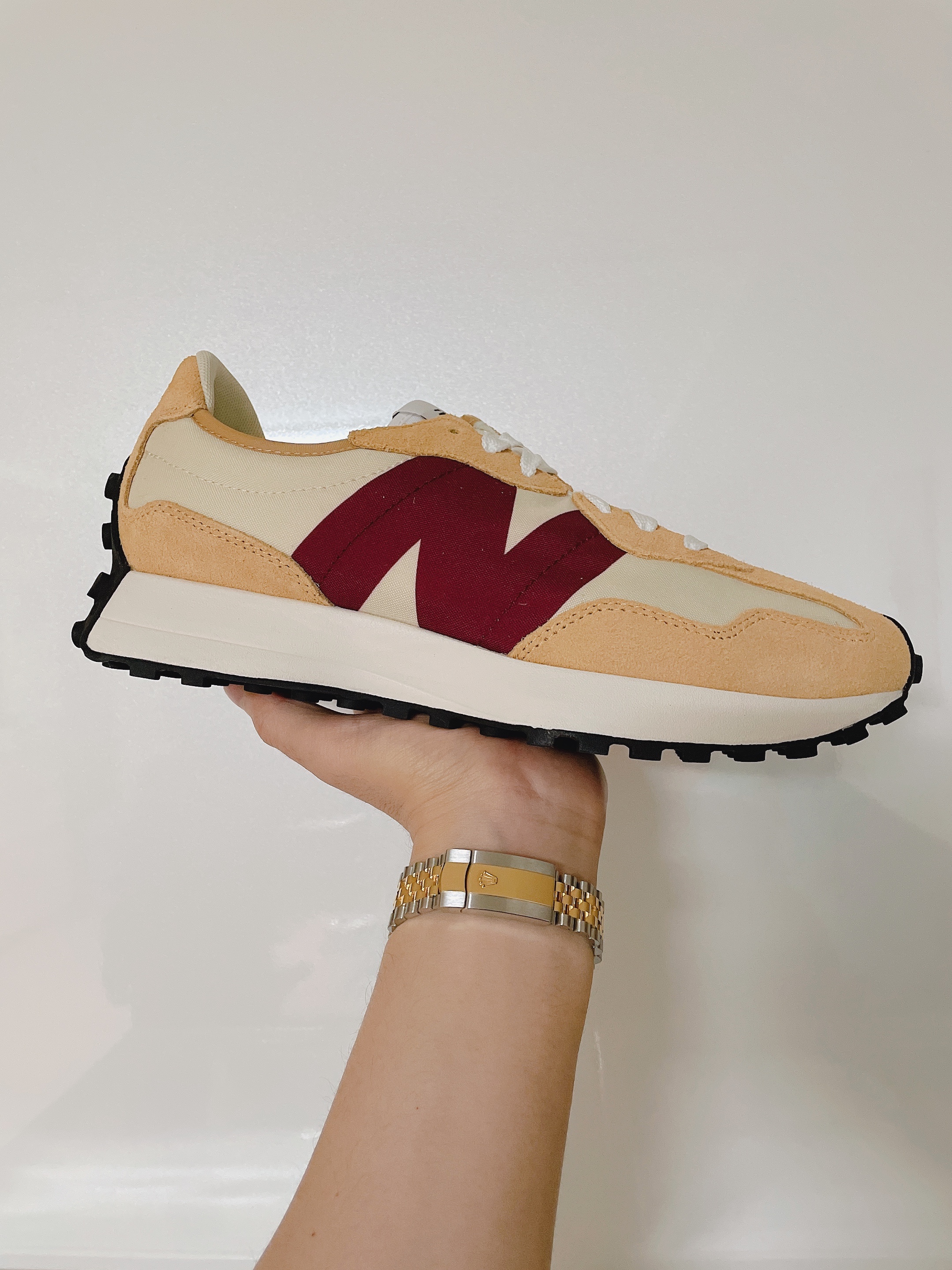 New Balance 327 Moonbeam Ghost Pepper 착용 스타일