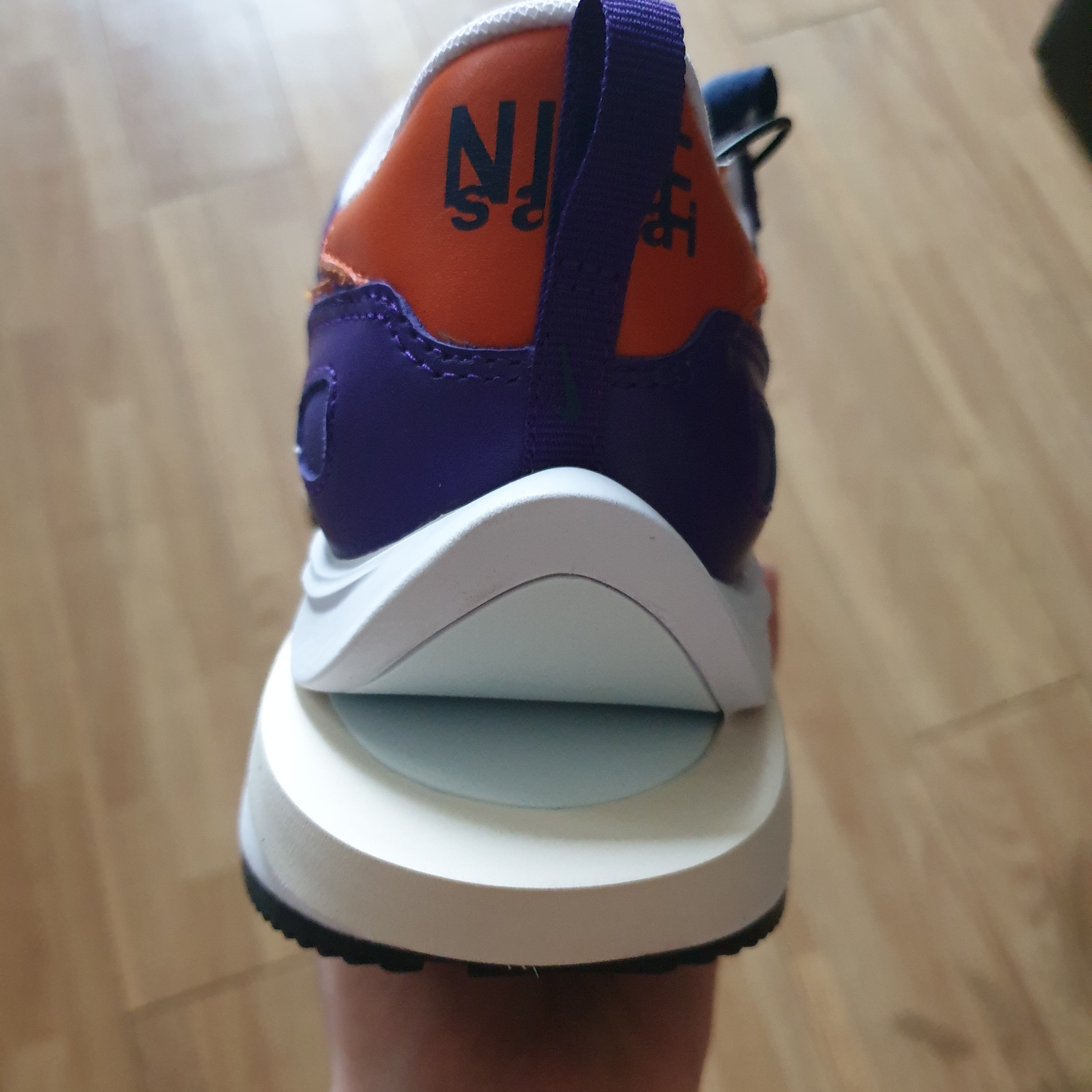 Nike x Sacai VaporWaffle Dark Iris 착용 스타일 - 5