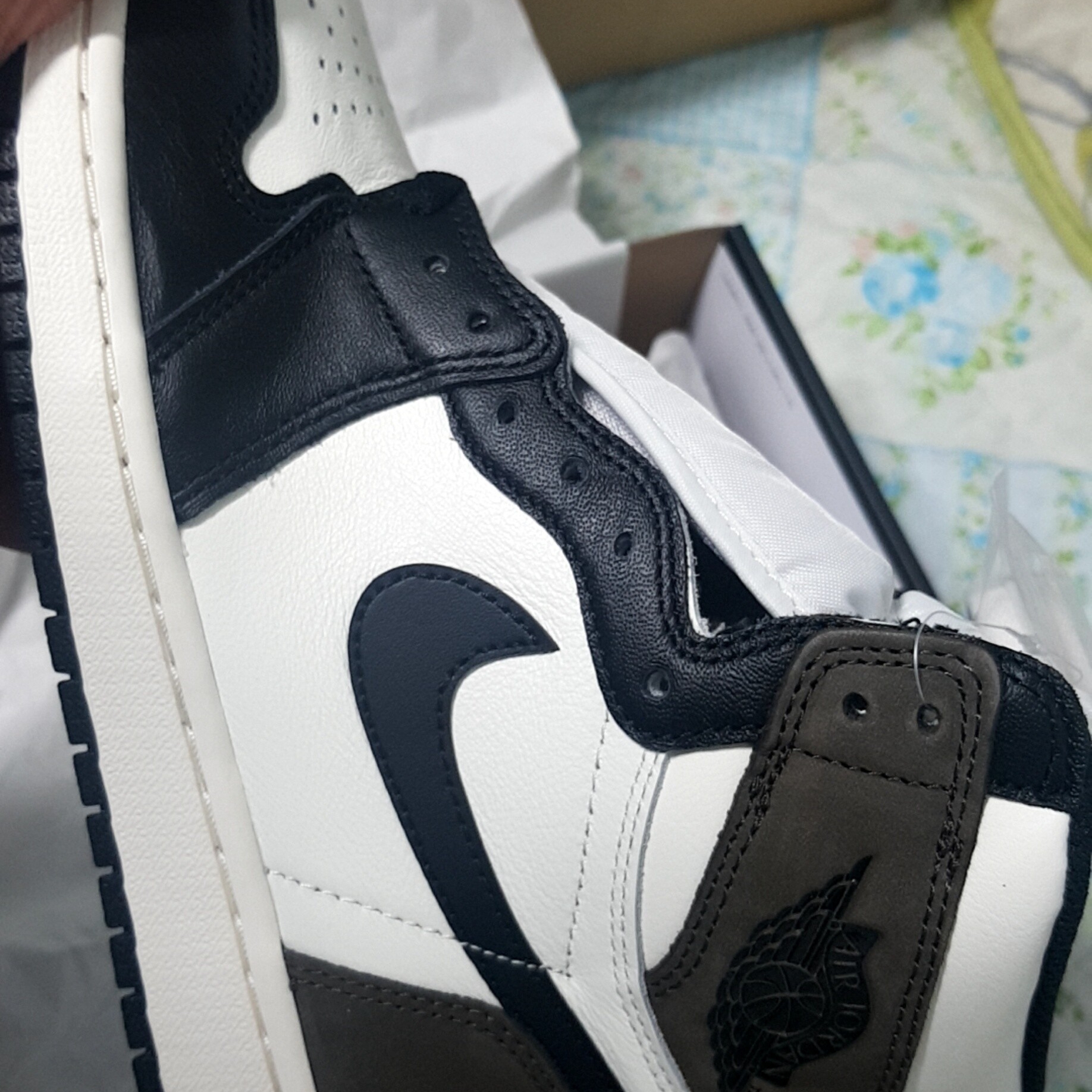 Jordan 1 Retro High OG Black Mocha 착용 스타일 - 3