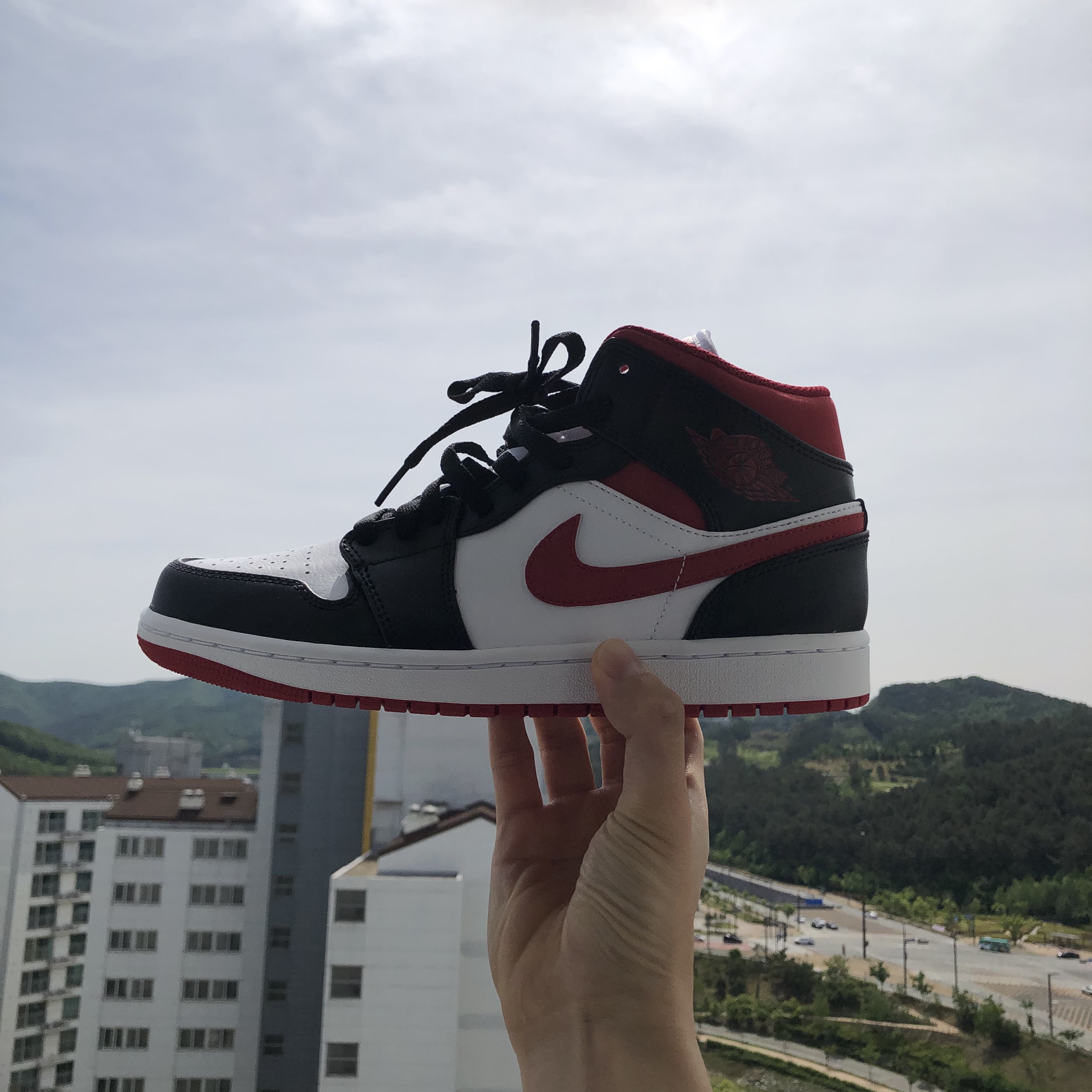 Jordan 1 Mid Gym Red Black White 착용 스타일
