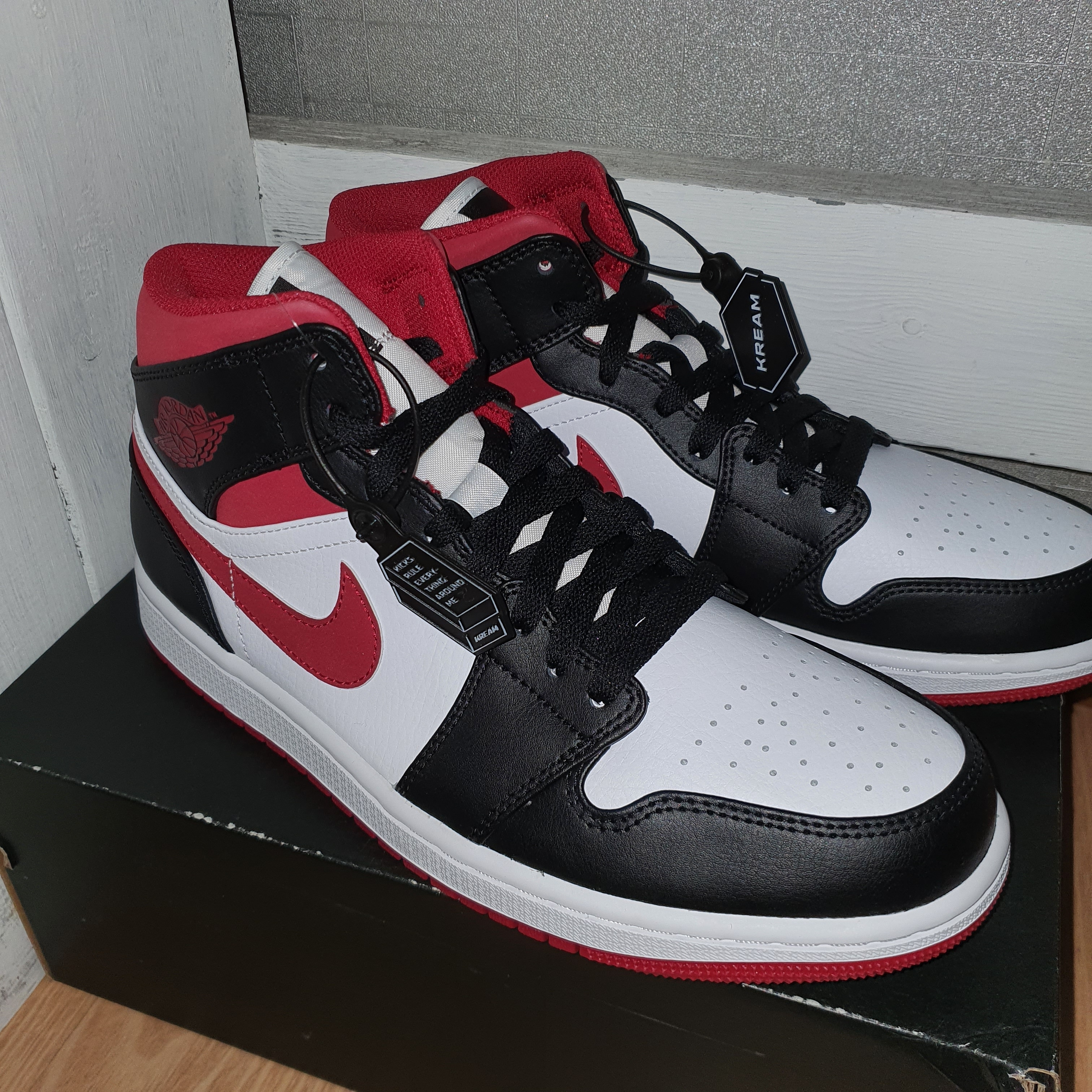 Jordan 1 Mid Gym Red Black White 착용 스타일