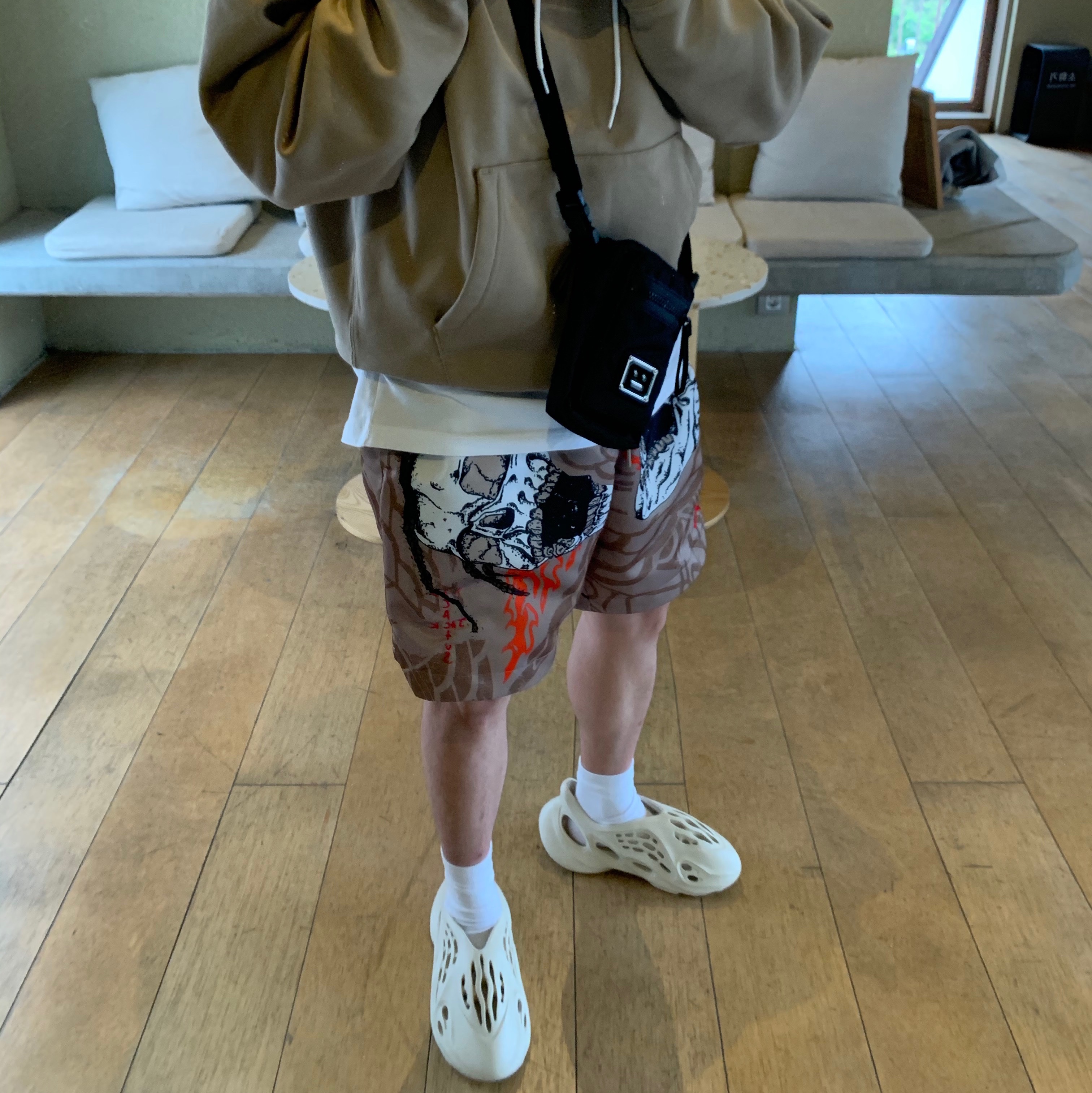 Jordan x Travis Scott Pool Shorts - Asia, Adidas Yeezy Foam RNNR Sand 착용 스타일 - 1