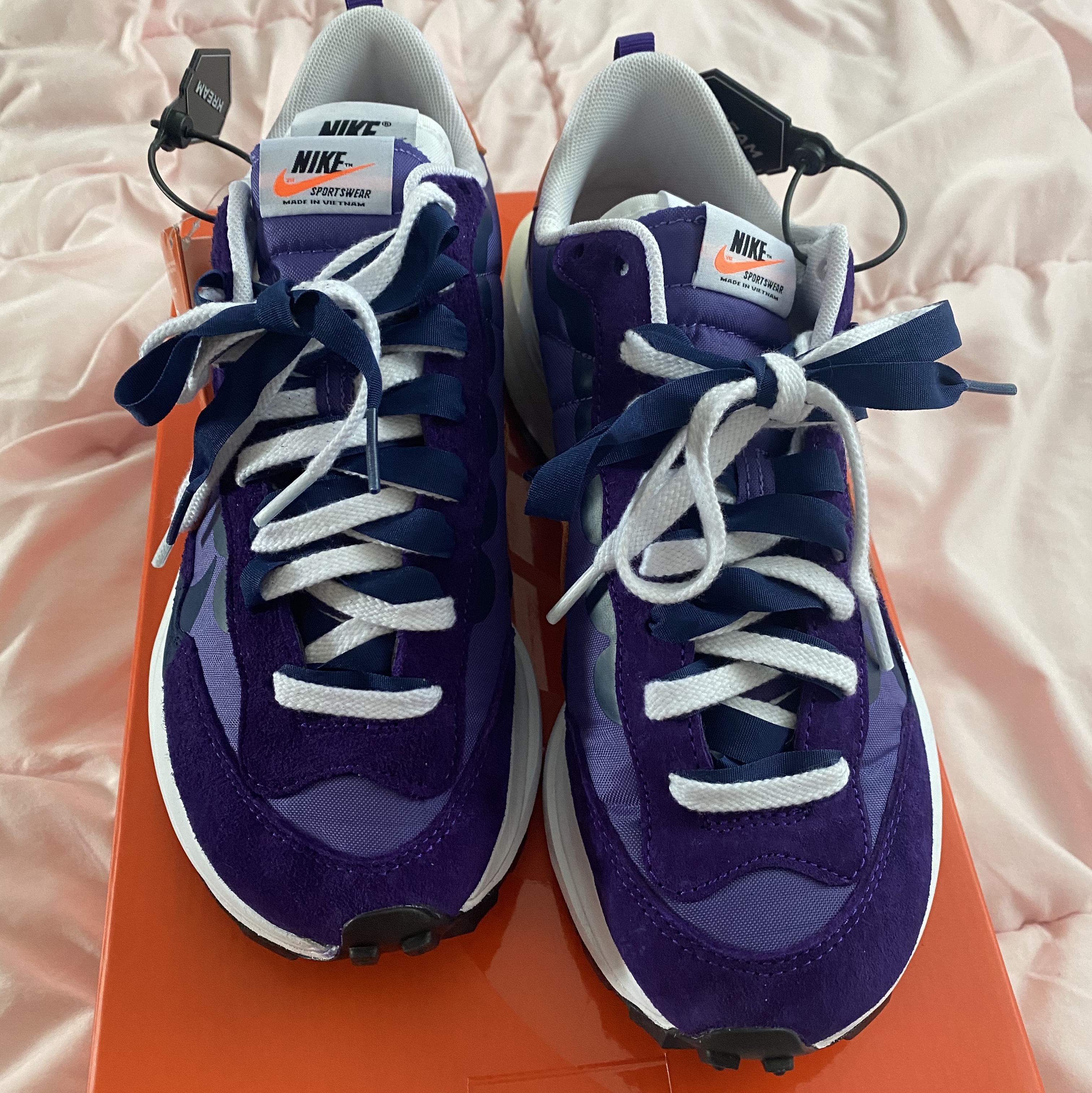 Nike x Sacai VaporWaffle Dark Iris 착용 스타일 - 3