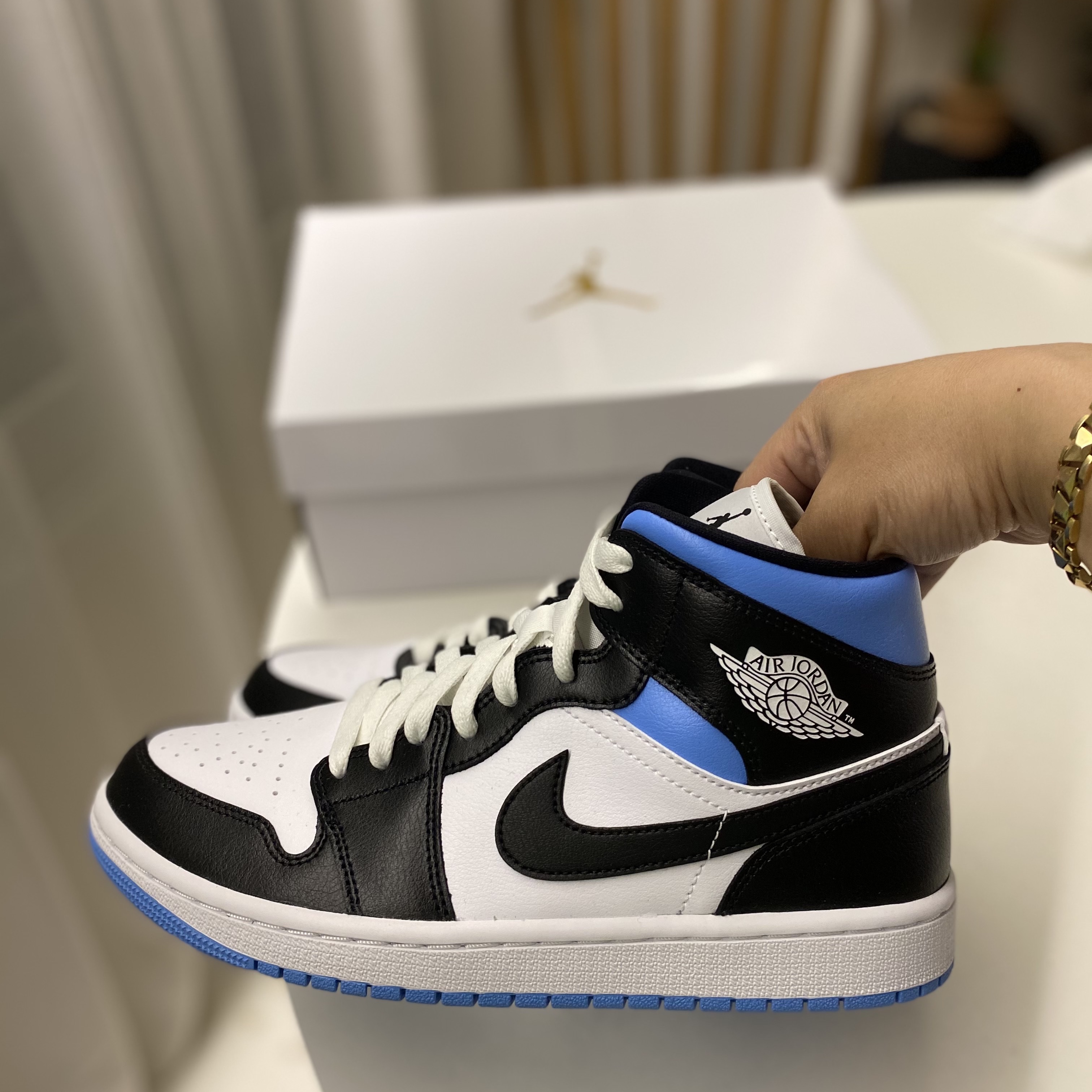 (W) Jordan 1 Mid White Black University Blue 착용 스타일 - 1