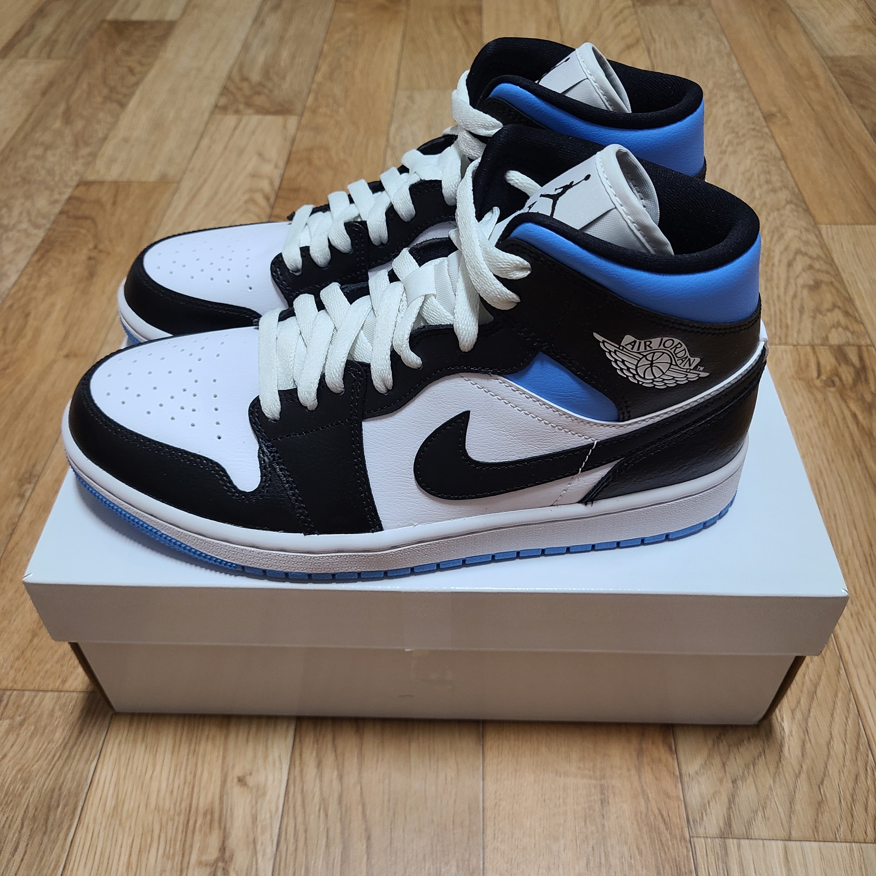 (W) Jordan 1 Mid White Black University Blue 착용 스타일 - 2