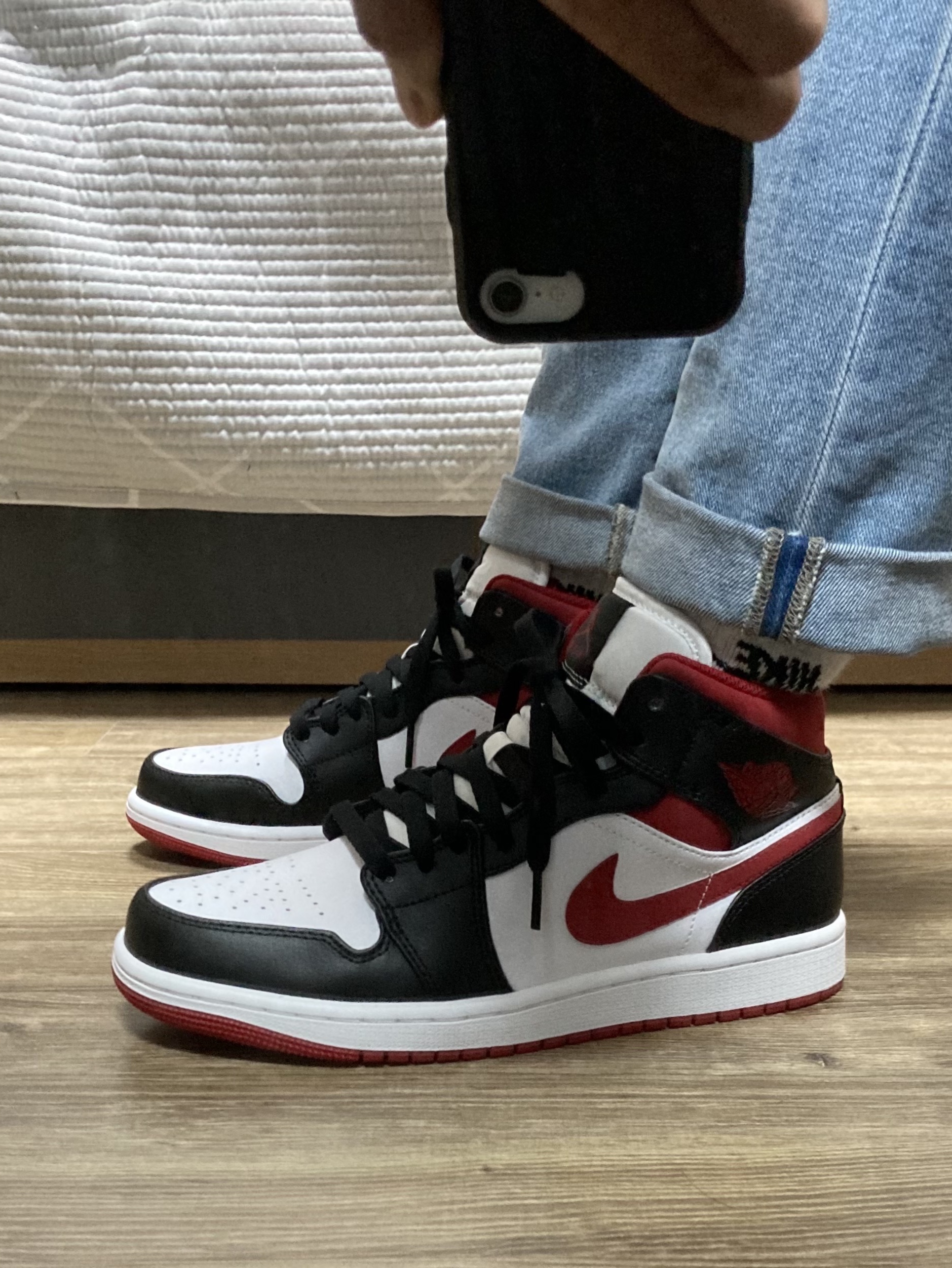 Jordan 1 Mid Gym Red Black White 착용 스타일 - 1