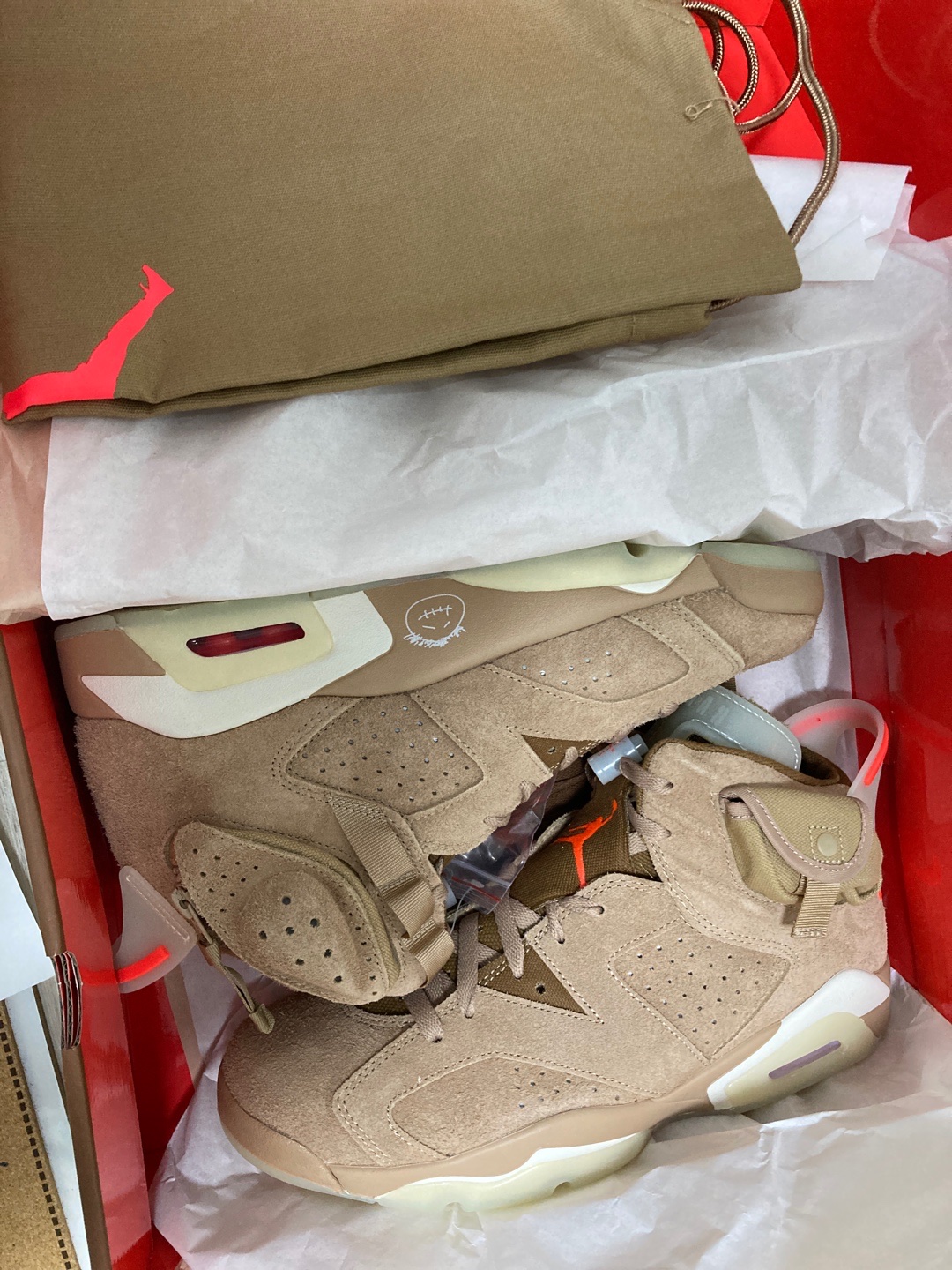 Jordan 6 x Travis Scott Retro SP British Khaki 착용 스타일