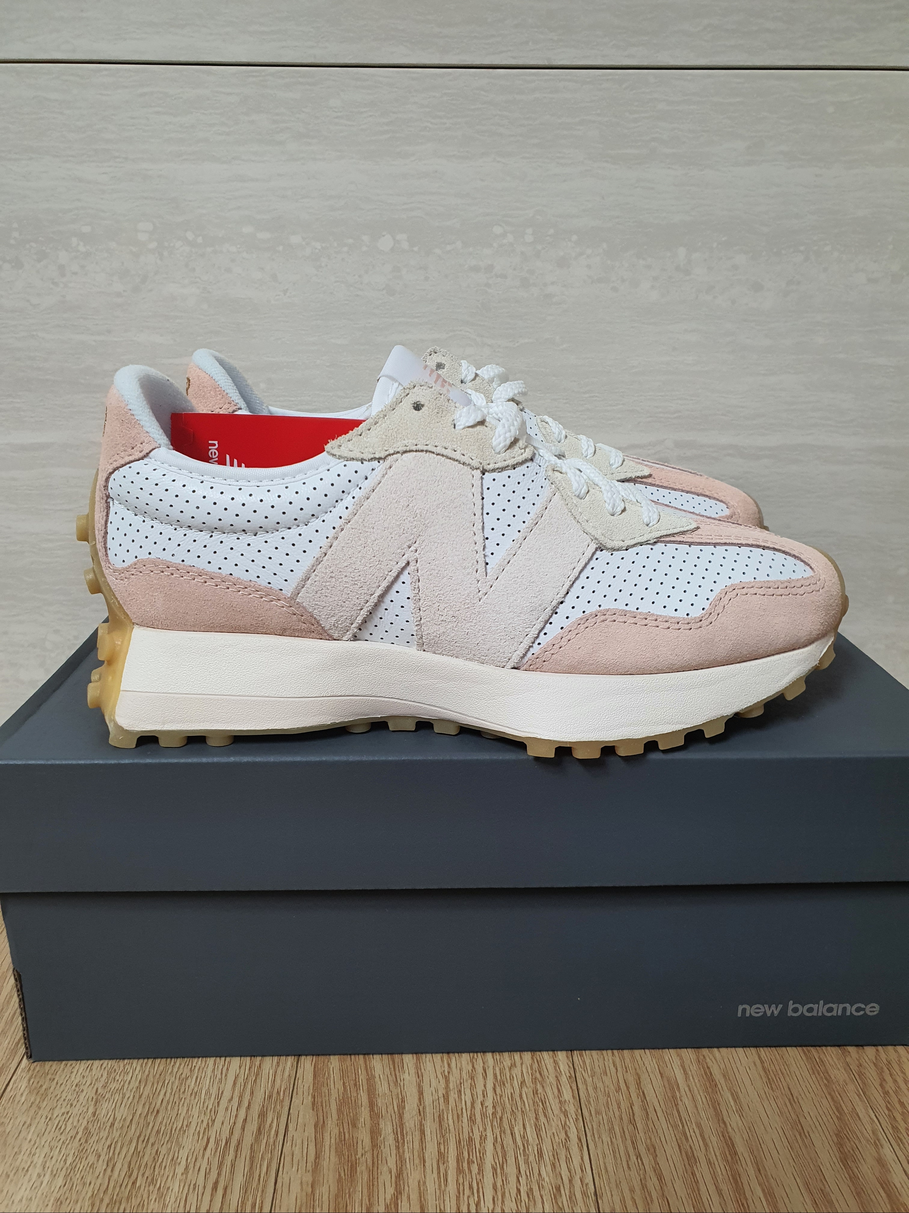 (W) New Balance 327 Pink - JD Sports Exclusive 착용 스타일 - 5