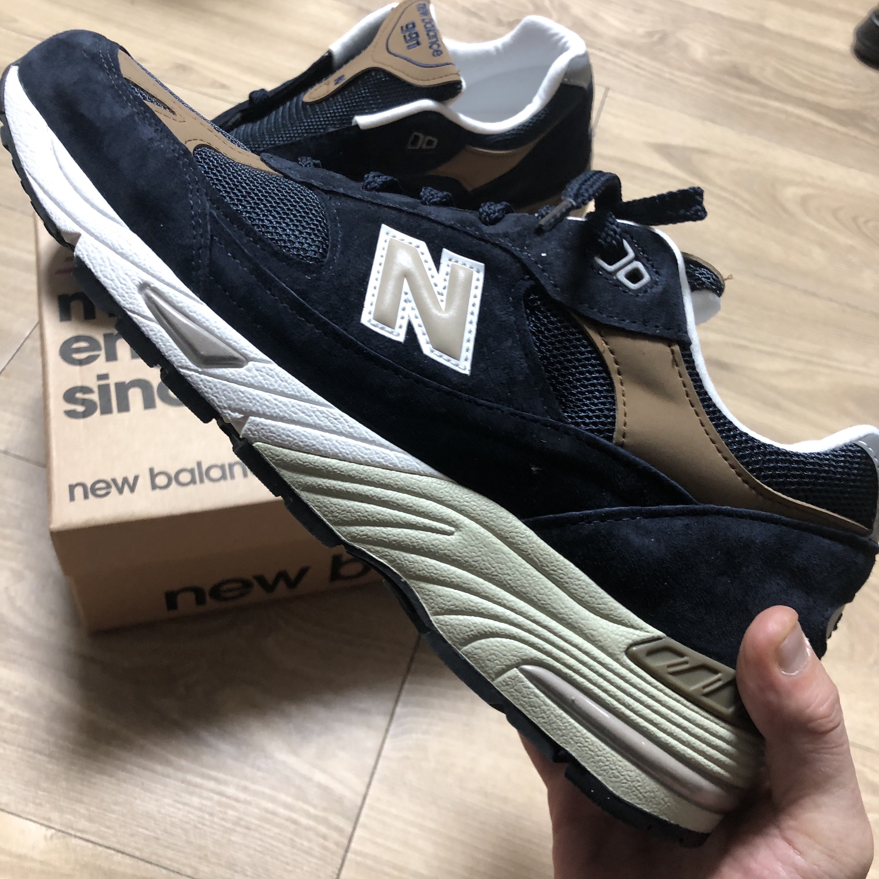 New Balance 991 Made in UK Navy Tan 착용 스타일 - 2