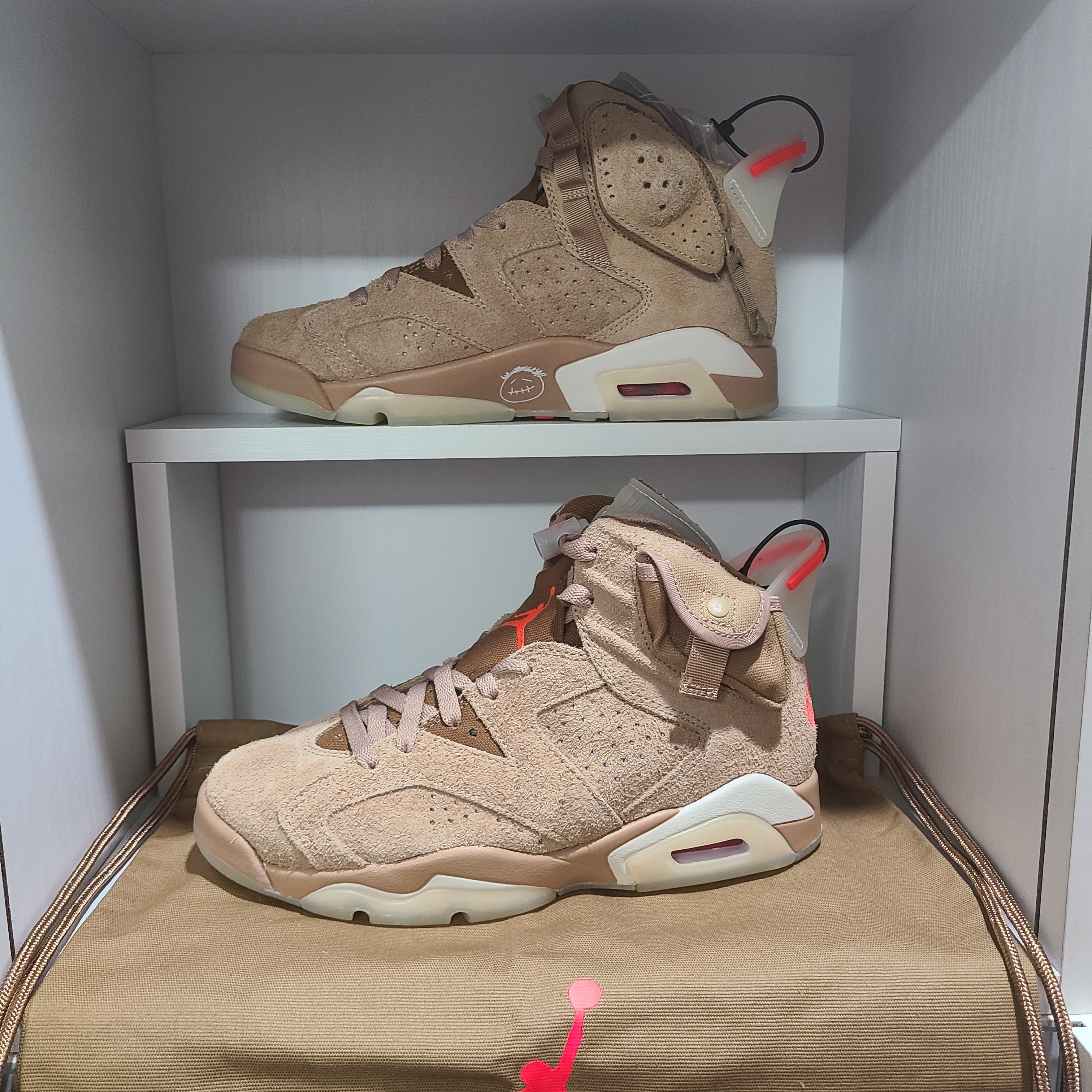 Jordan 6 x Travis Scott Retro SP British Khaki 착용 스타일 - 3