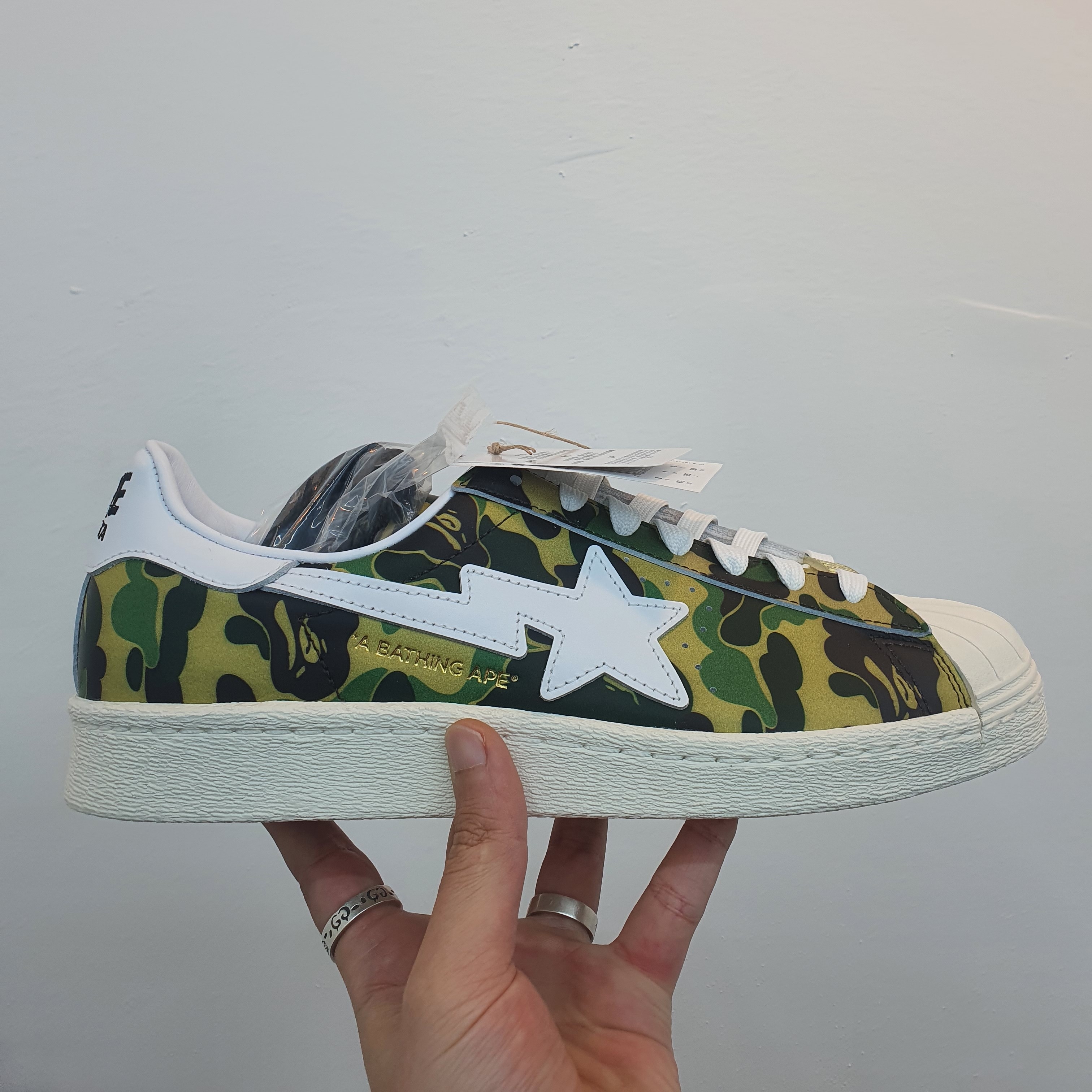 Adidas x BAPE Superstar 80s Green Camo 착용 스타일