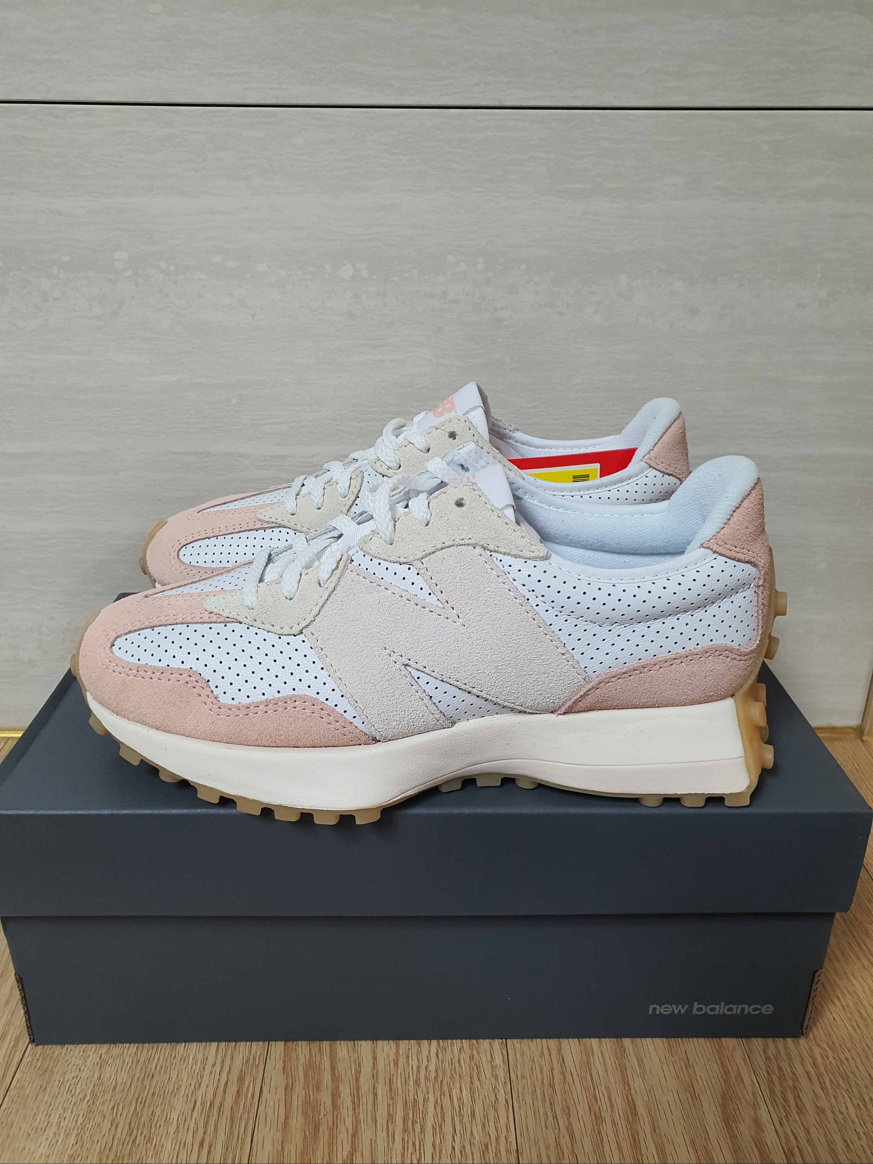 (W) New Balance 327 Pink - JD Sports Exclusive 착용 스타일 - 3