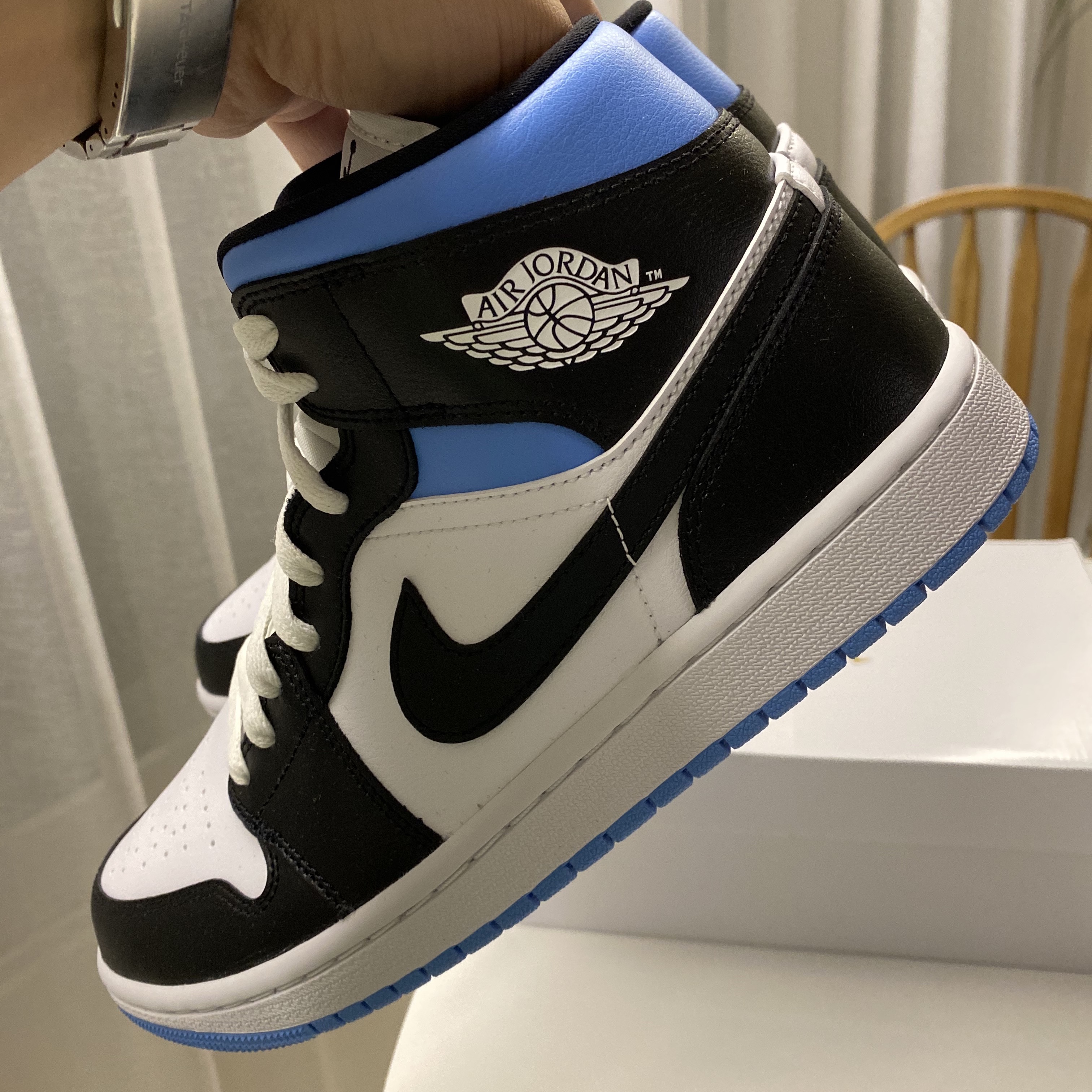 (W) Jordan 1 Mid White Black University Blue 착용 스타일 - 2