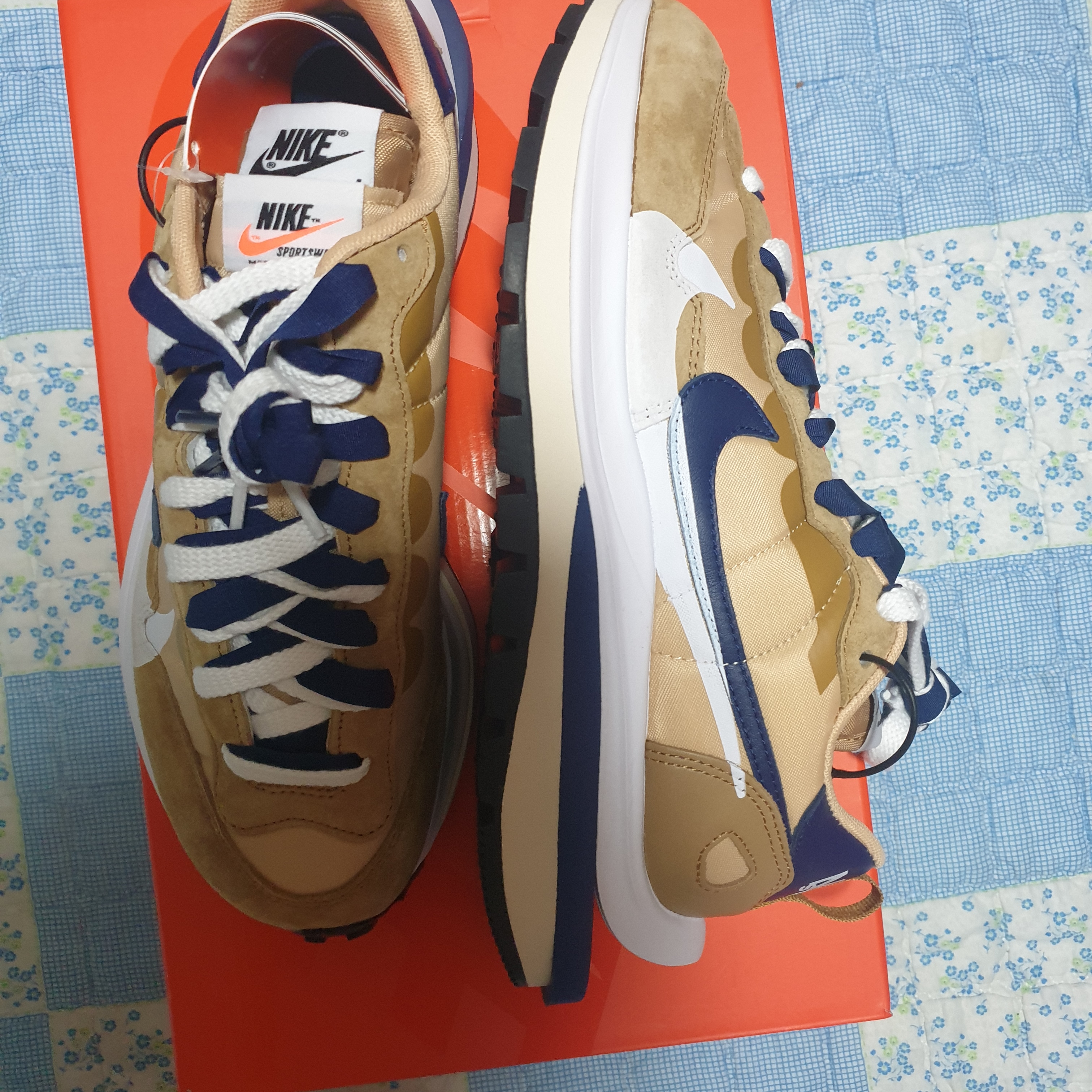 Nike x Sacai VaporWaffle Sesame and Blue Void 착용 스타일