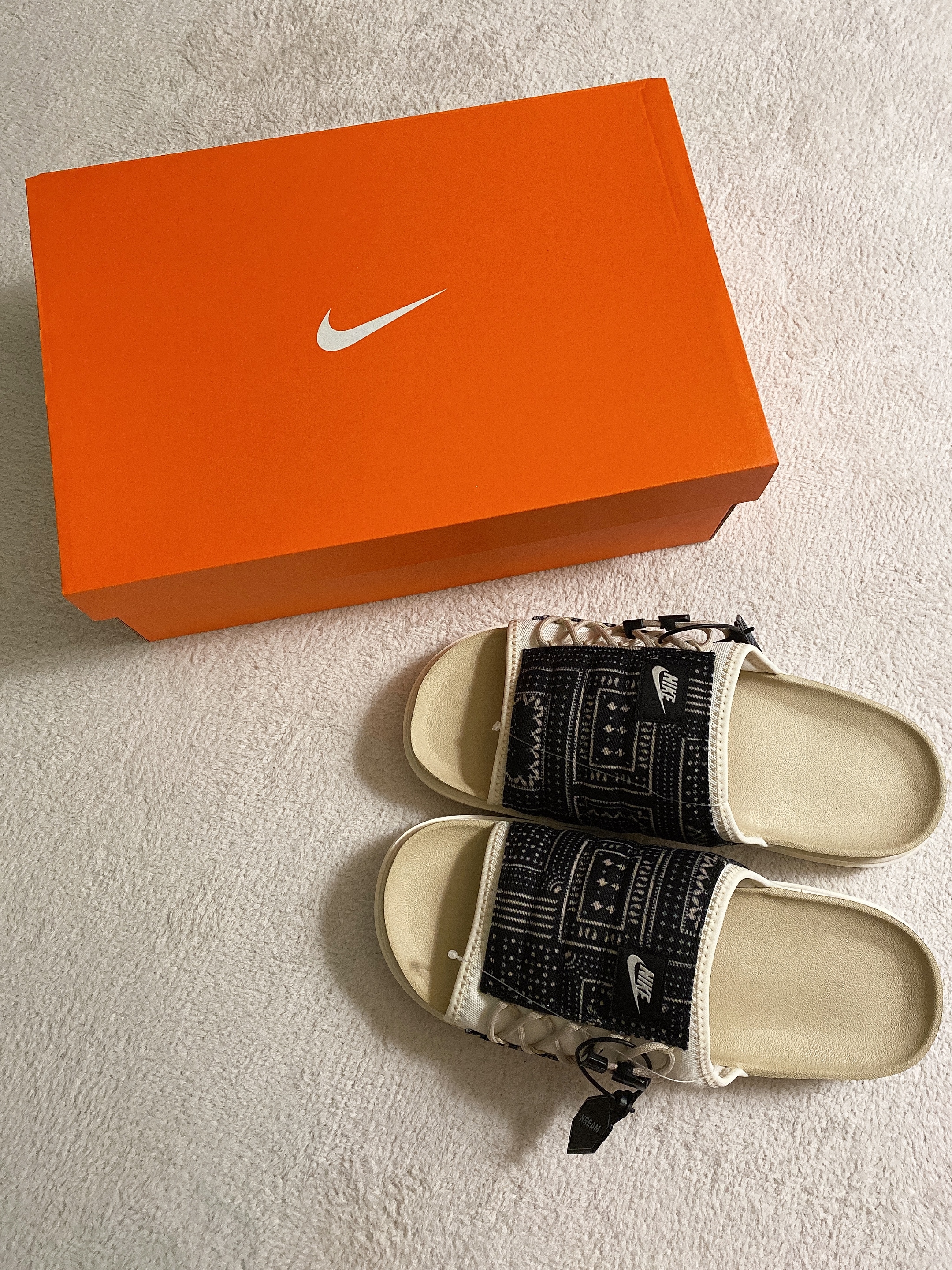 Nike Asuna Slide Pale Ivory Rattan 착용 스타일