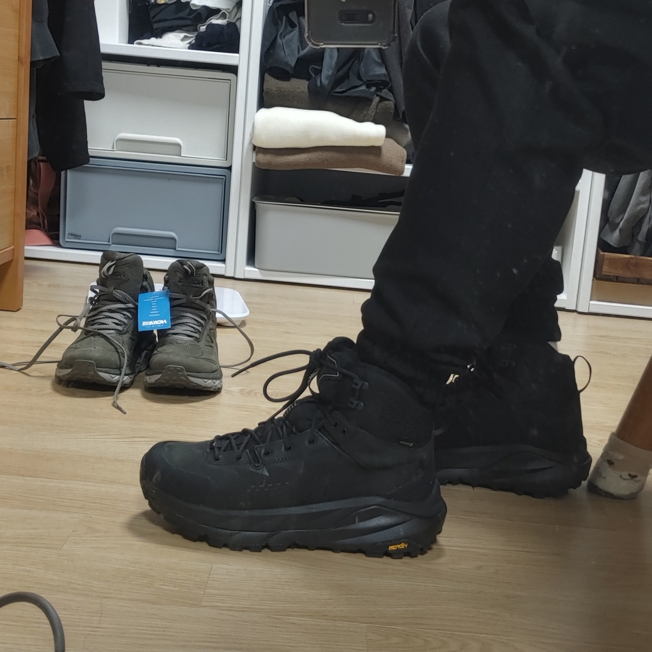 Hoka Kaha Gore-Tex Black Phantom 착용 스타일