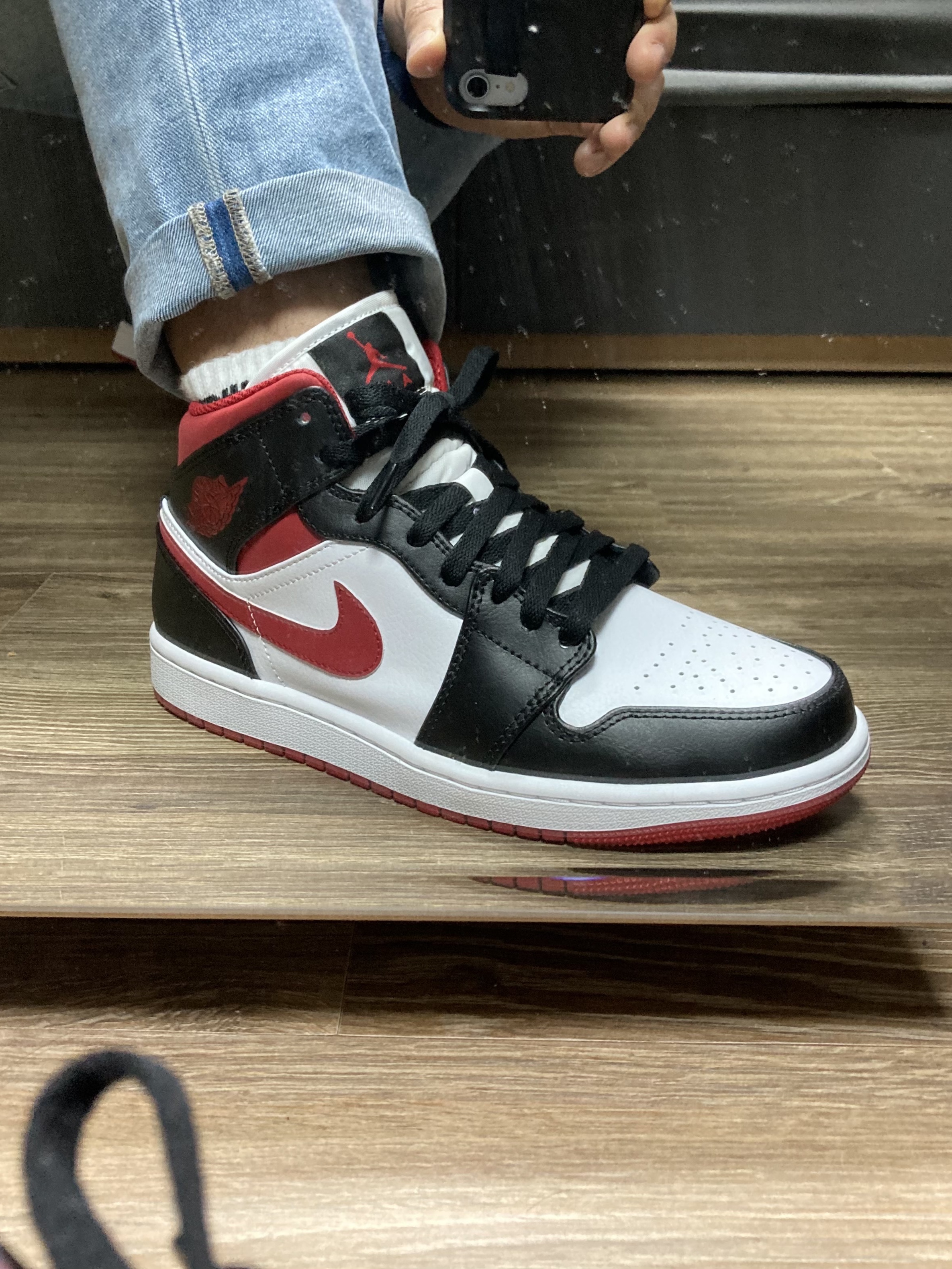 Jordan 1 Mid Gym Red Black White 착용 스타일 - 3