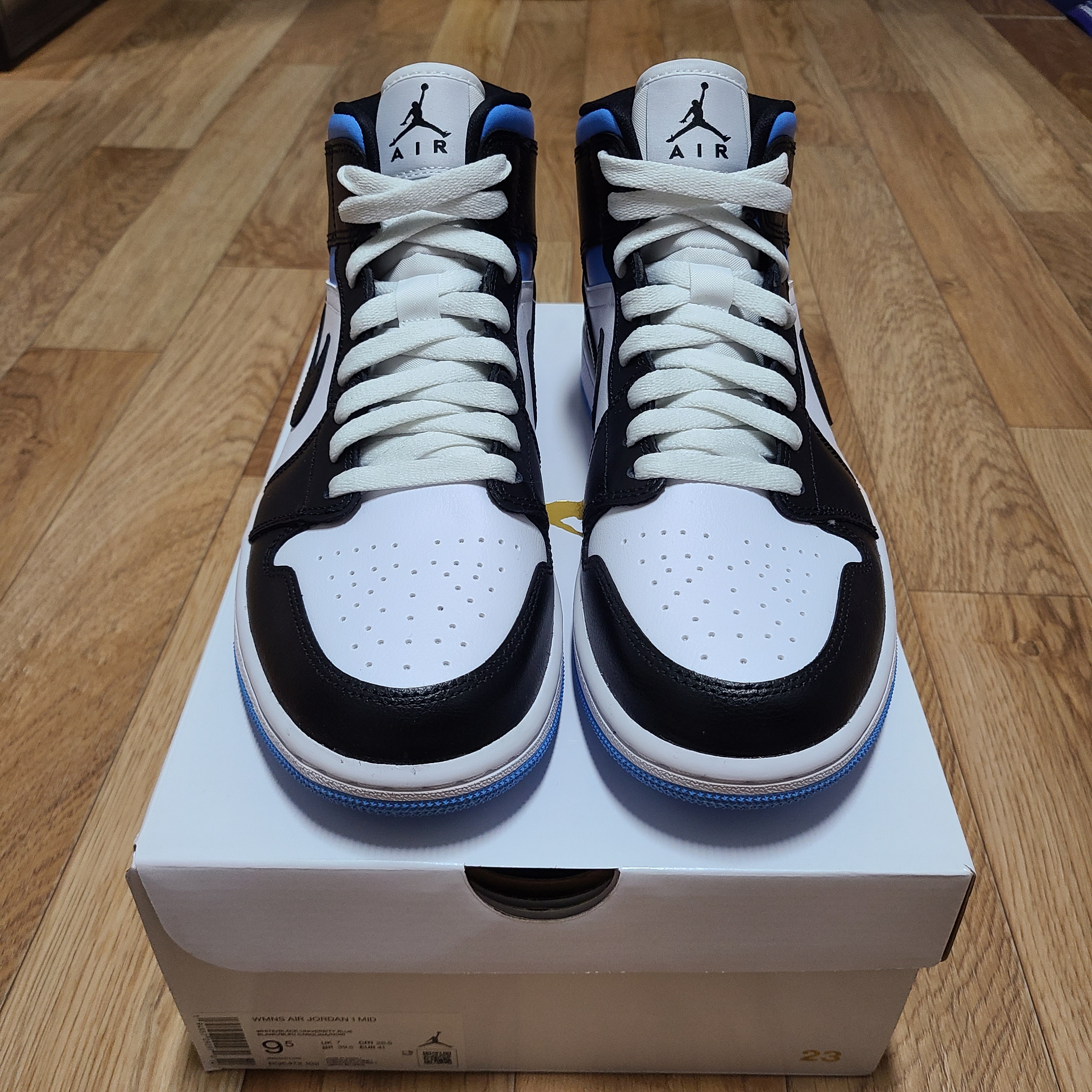 (W) Jordan 1 Mid White Black University Blue 착용 스타일 - 1