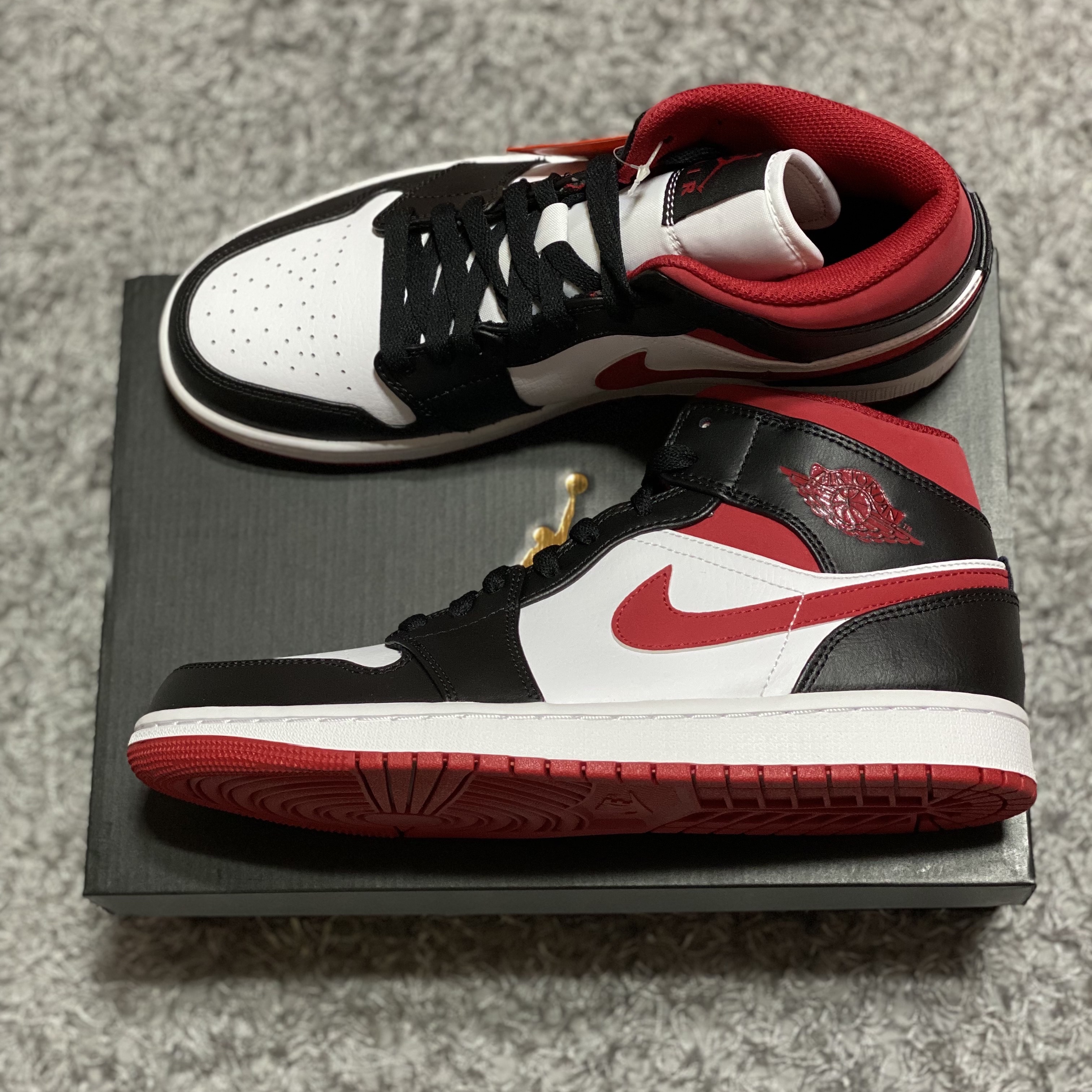 Jordan 1 Mid Gym Red Black White 착용 스타일