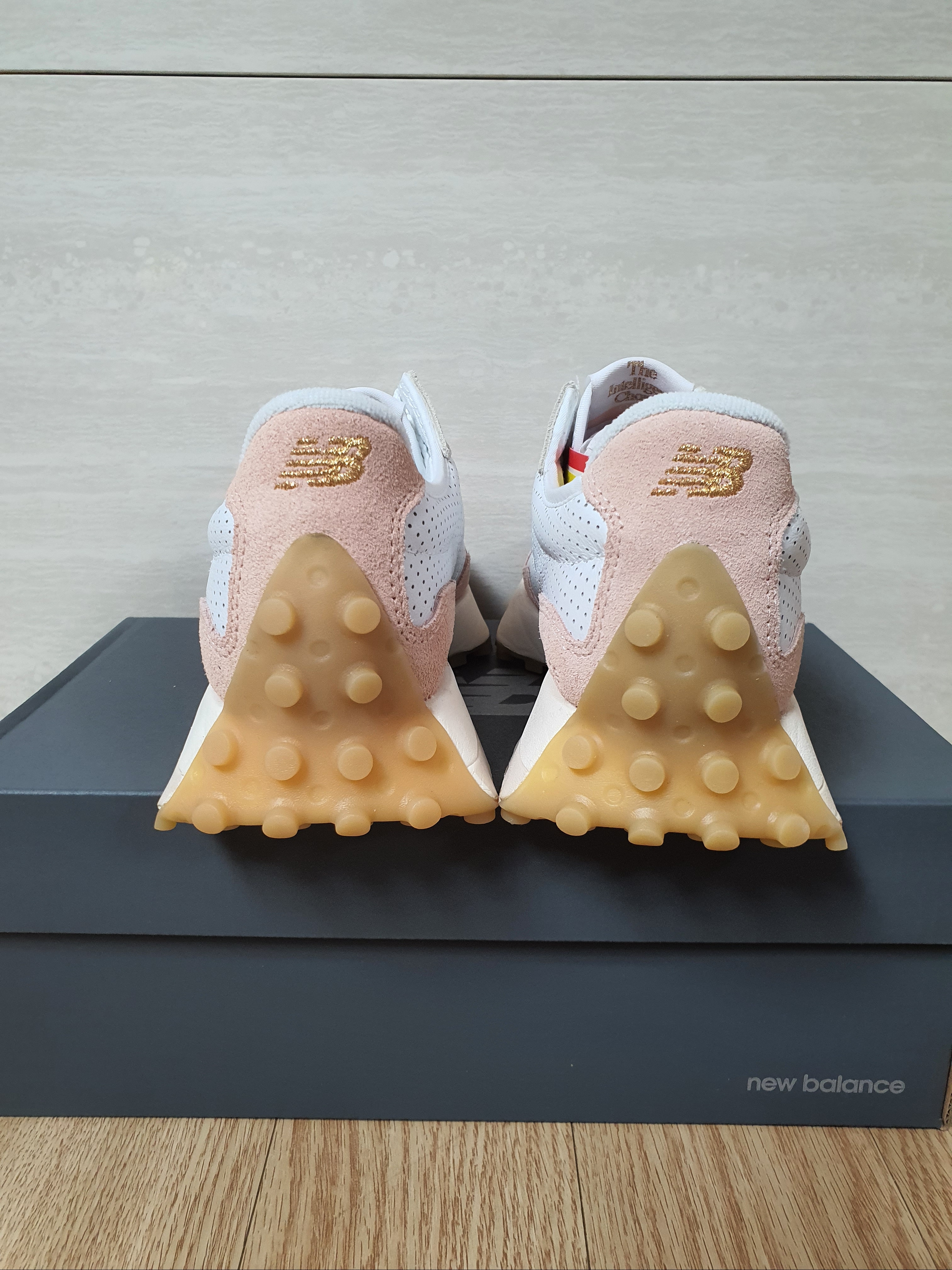 (W) New Balance 327 Pink - JD Sports Exclusive 착용 스타일 - 4