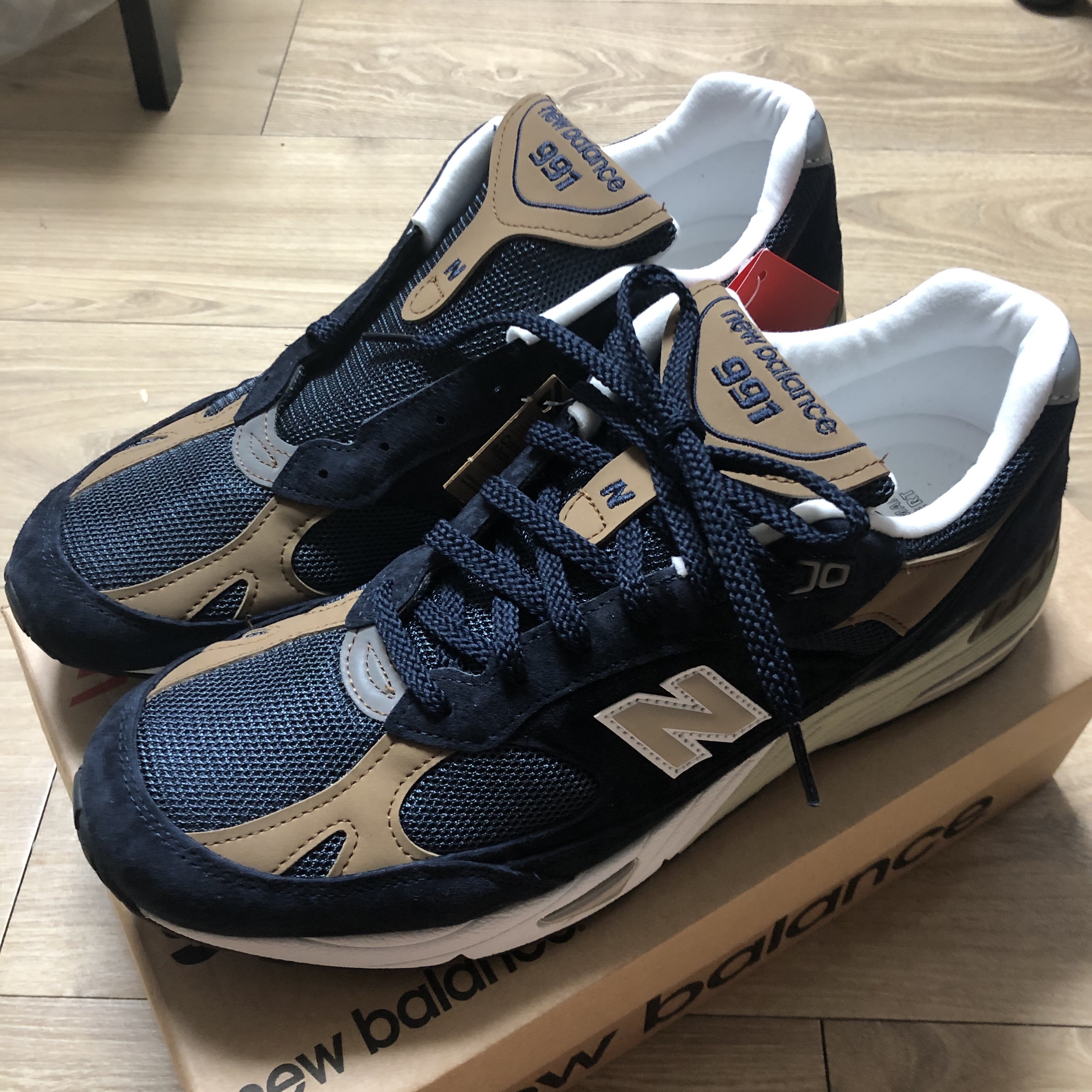 New Balance 991 Made in UK Navy Tan 착용 스타일 - 1
