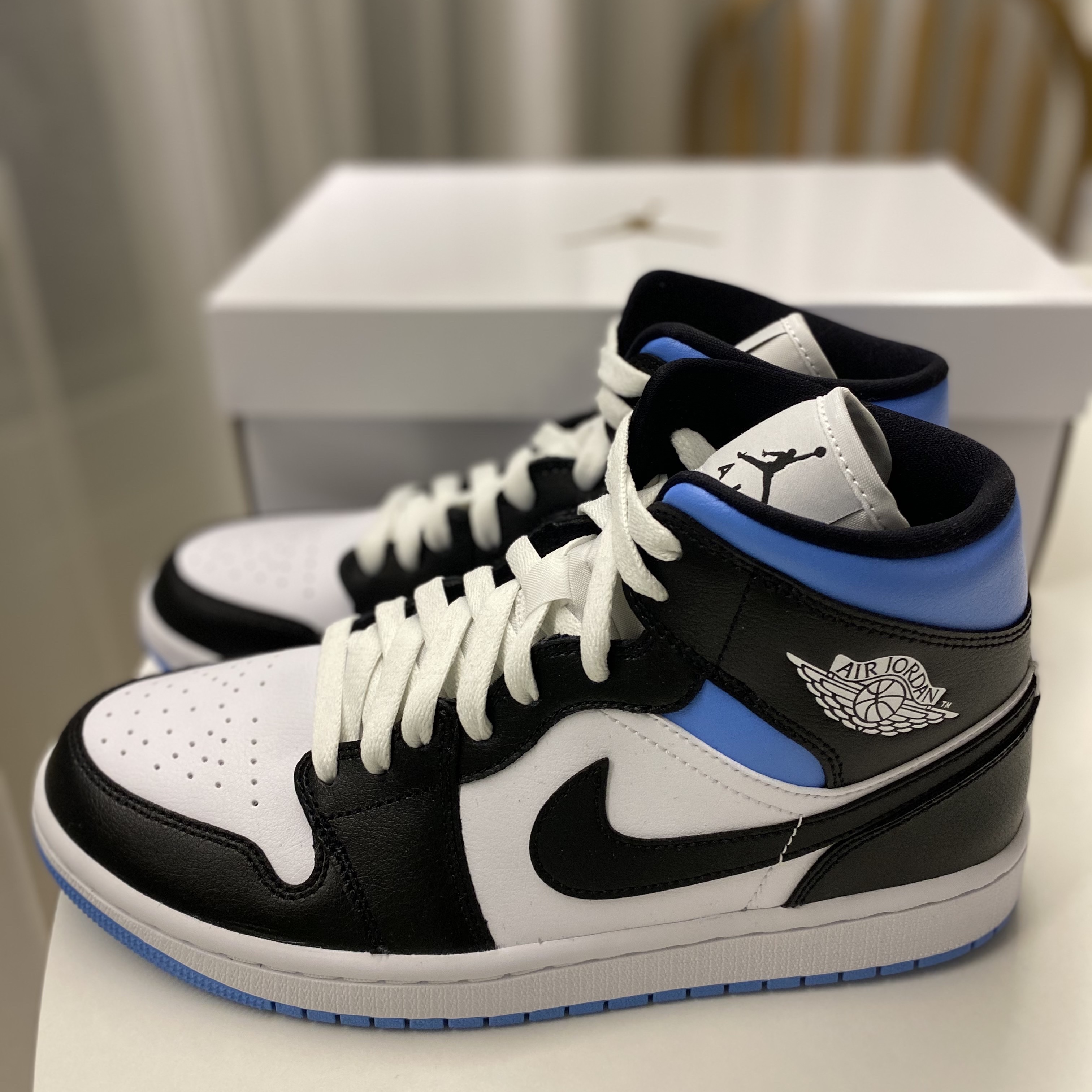 (W) Jordan 1 Mid White Black University Blue 착용 스타일 - 5