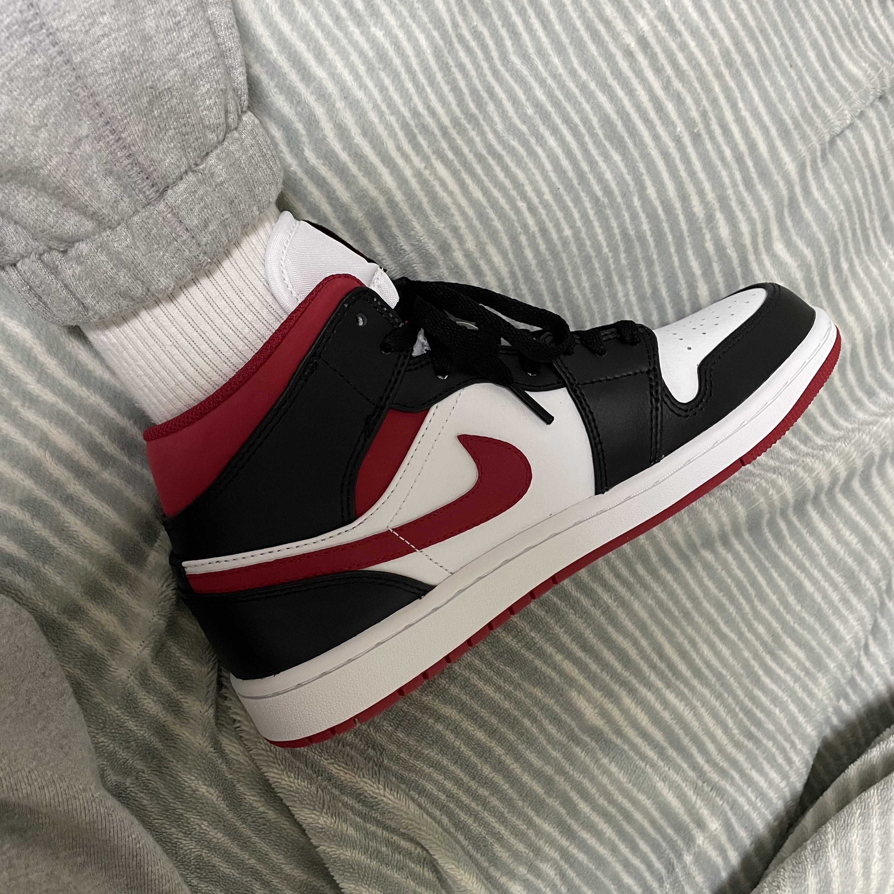 Jordan 1 Mid Gym Red Black White 착용 스타일