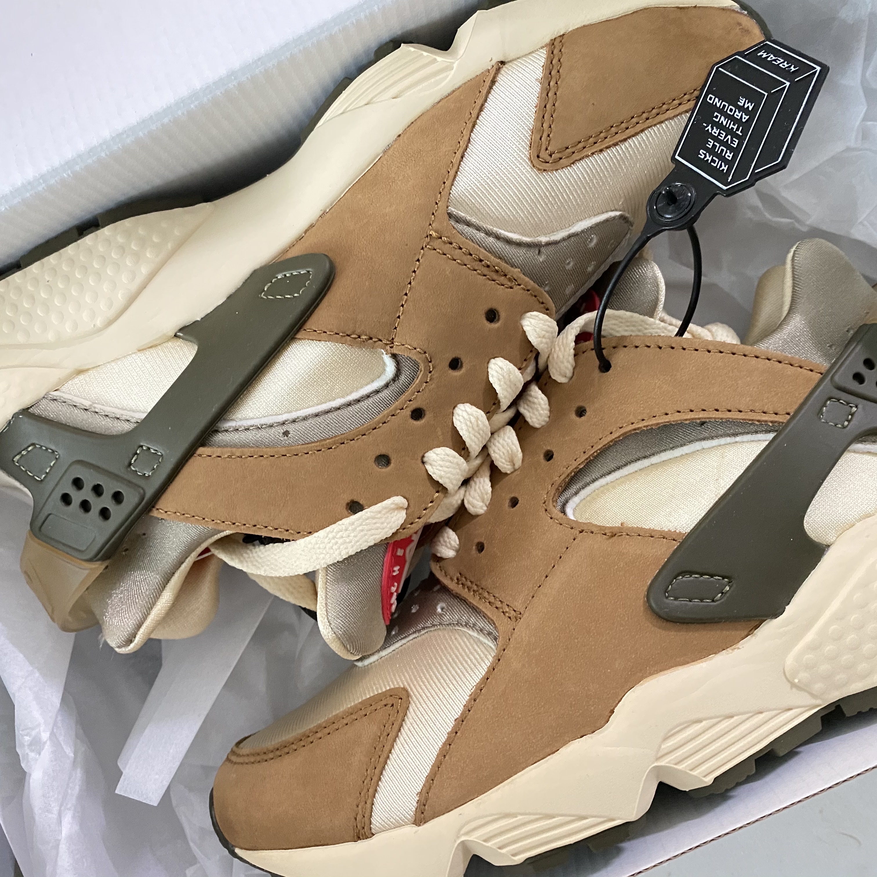 Nike x Stussy Air Huarache LE Desert Oak 착용 스타일