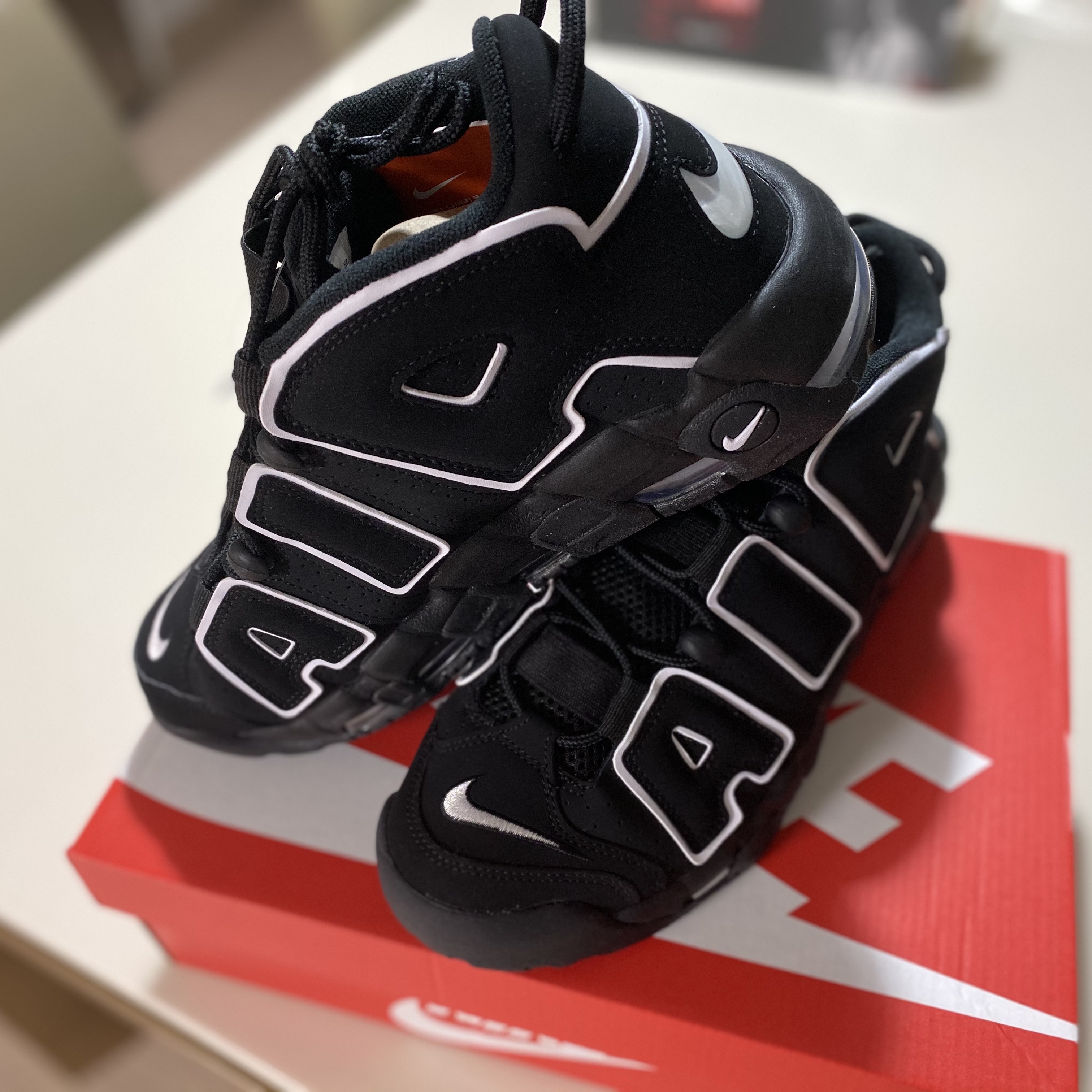 Jordan 1 x J Balvin Retro High OG, Nike Air More Uptempo Black White 2020 착용 스타일 - 2