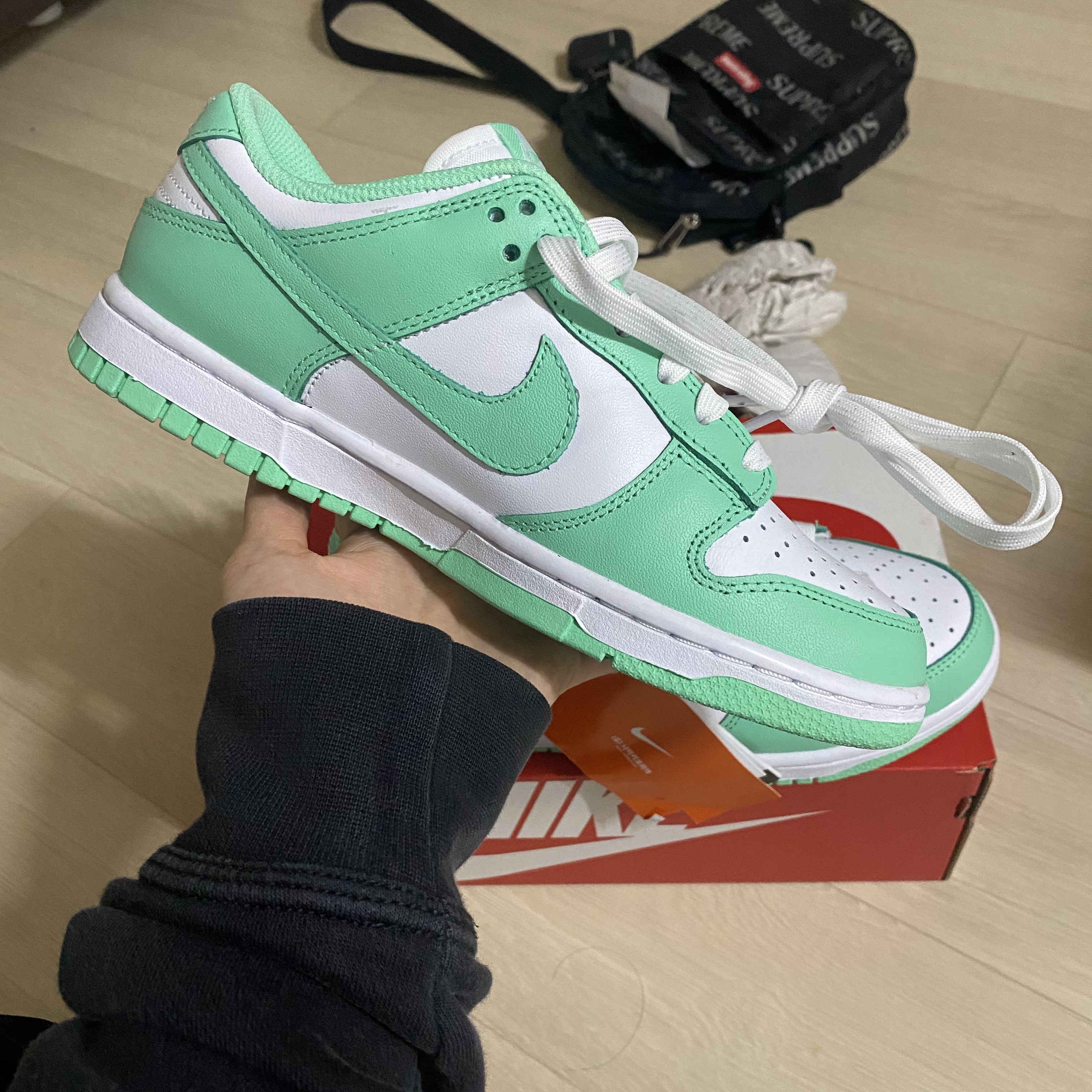 (W) Nike Dunk Low Green Glow 착용 스타일 - 1